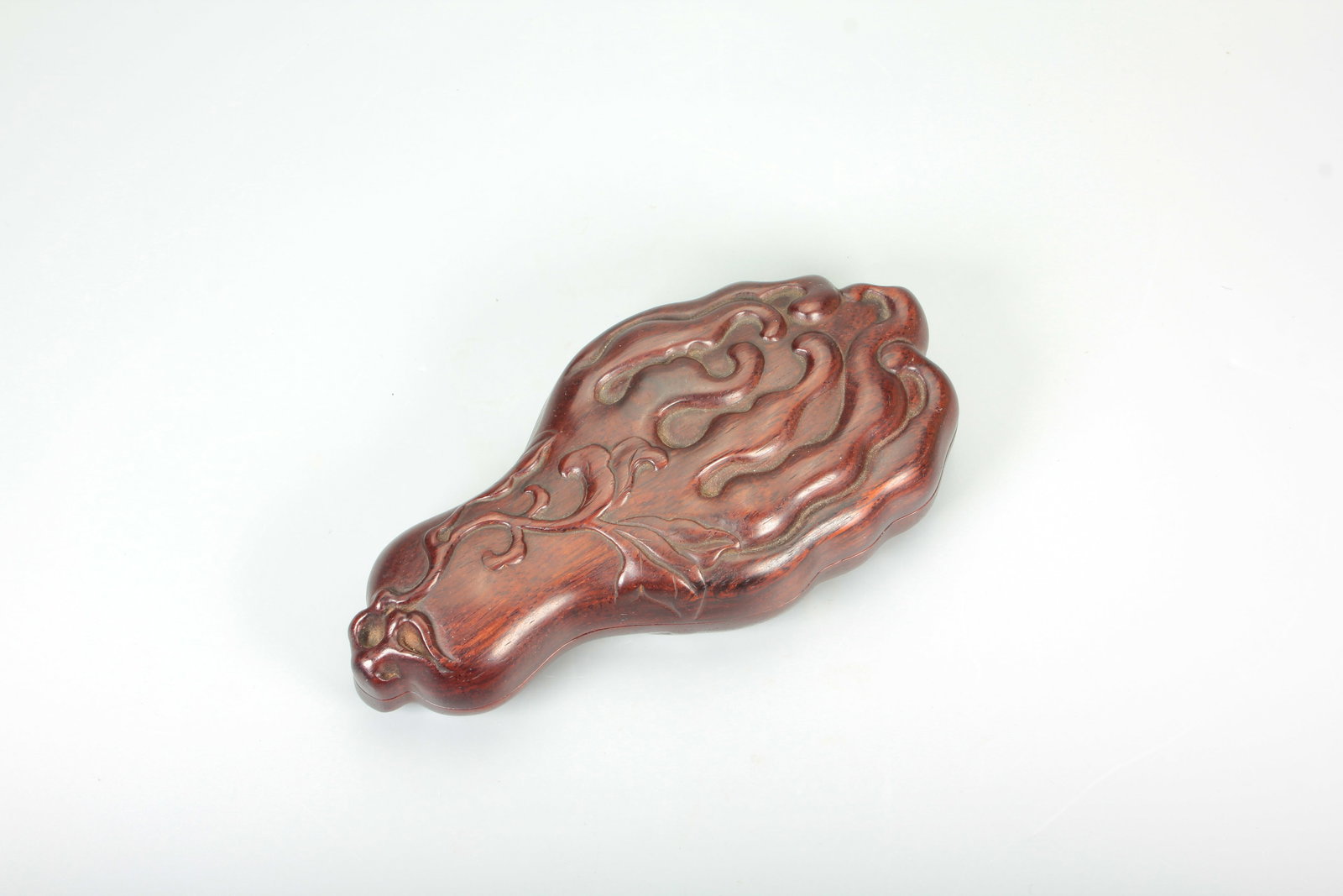 A RED SANDALWOOD BUDDHA HAND SHAPED LIDDED BOX: A RED SANDALWOOD BUDDHA HAND SHAPED LIDDED BOX H:3.6CM,L:15CM,W:7.4CM