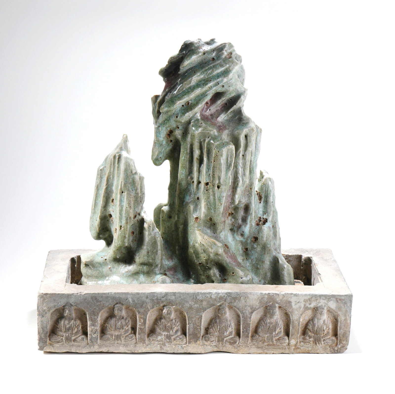 A SHIWAN KILN JUN-GLAZED ROCK ORNAMENT WITH NORTHERM WEI PERIOD BUDDHA STATUE BRICK BASIN: A SHIWAN KILN JUN-GLAZED ROCK ORNAMENT WITH NORTHERM WEI PERIOD BUDDHA STATUE BRICK BASIN H:29CM,W:24CM