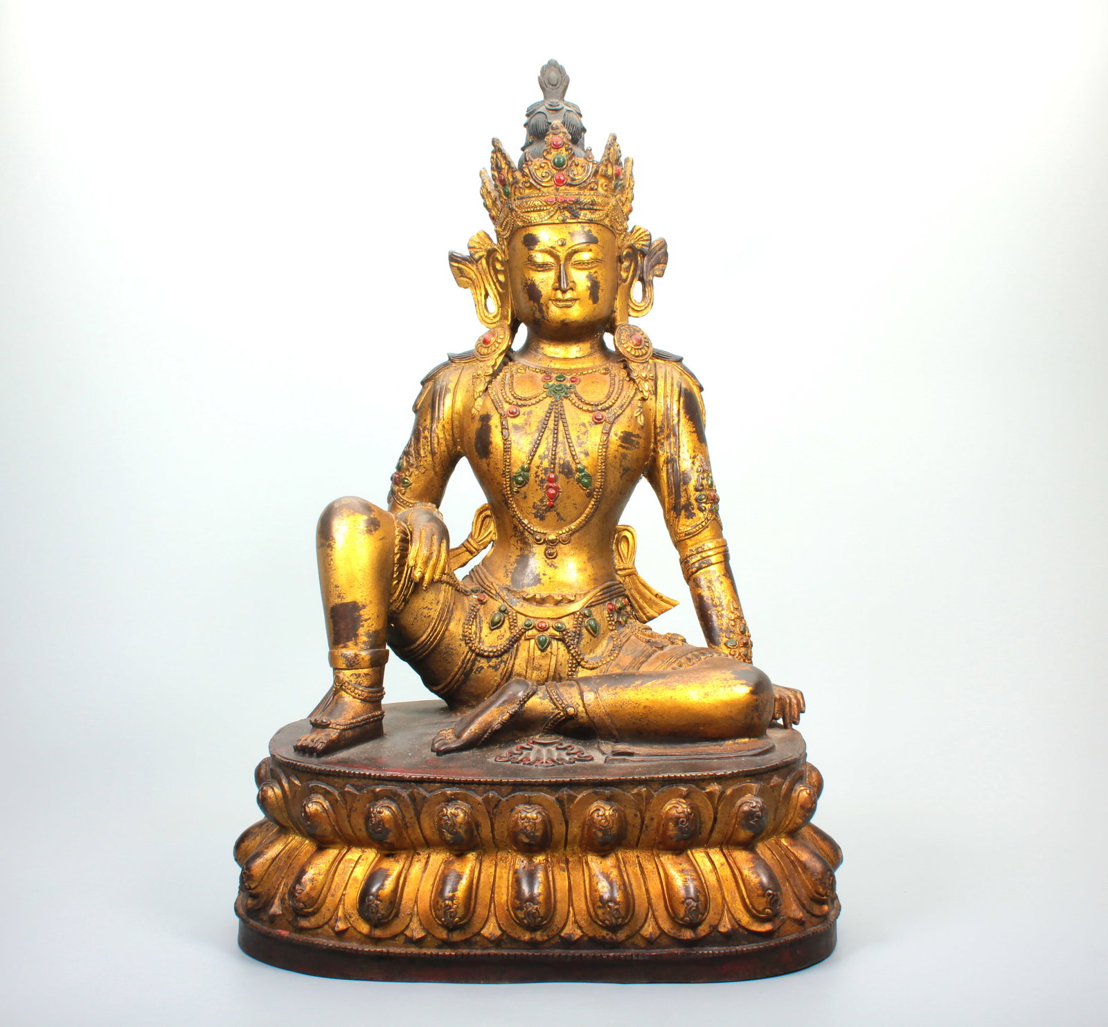 A GILT BRONZE FIGURE OF FREE SEATED GUANYIN: A GILT BRONZE FIGURE OF FREE SEATED GUANYIN H:45.2CM,W:30CM