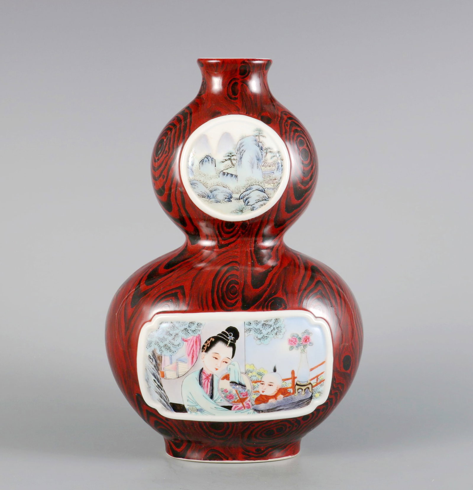 A WOOD GRAIN GROUND FAMILLE ROSE GOURD VASE WITH LANDSCAPE AND FIGURE PATTERN: A WOOD GRAIN GROUND FAMILLE ROSE GOURD VASE WITH LANDSCAPE AND FIGURE PATTERN H:28.5CM,D:18CM