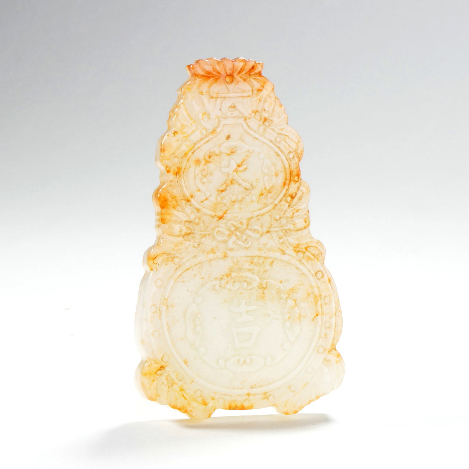 A HETIAN JADE PENDANT IN DALI GOURD SHAPE: A HETIAN JADE PENDANT IN DALI GOURD SHAPE H:1CM,L:9CM,W:5.5CM