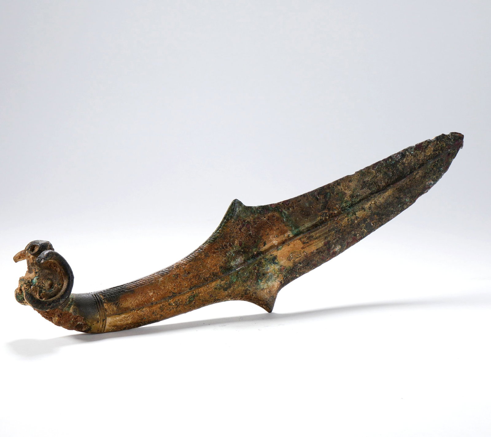 A BRONZE DAGGER-AXE WITH DRAGON HEAD AND CURVED HANDLE: A BRONZE DAGGER-AXE WITH DRAGON HEAD AND CURVED HANDLE H:7CM,W:30CM