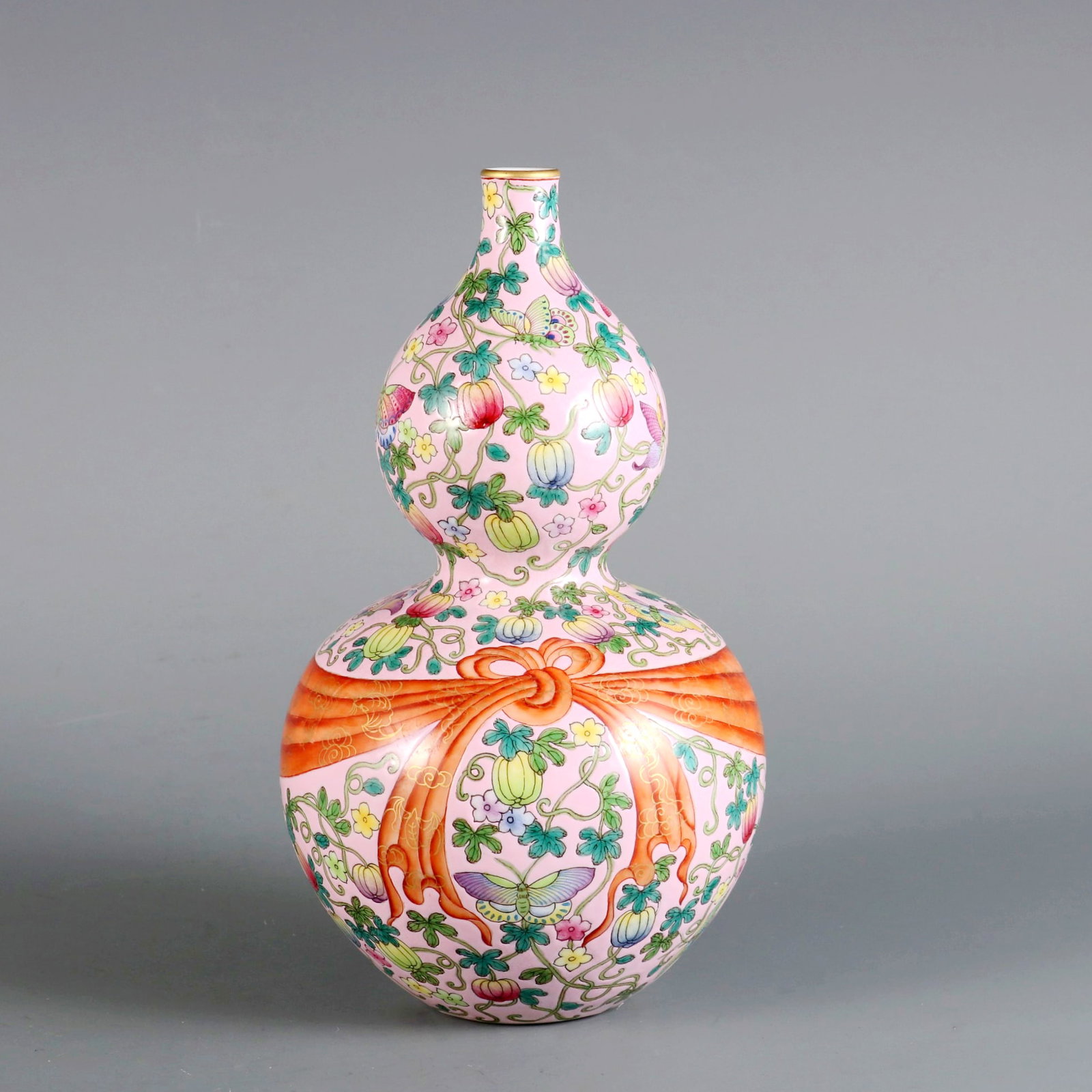 A TURQUOISE GREEN GROUND FAMILLE ROSE GOURD VASE WITH MELON AND BUTTERFLY PATTERN: A TURQUOISE GREEN GROUND FAMILLE ROSE GOURD VASE WITH MELON AND BUTTERFLY PATTERN H:22CM,D:12CM