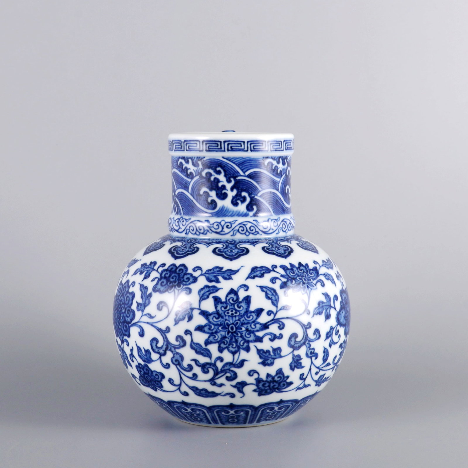 A BLUE AND WHITE WATER PITCHER WITH INTERLOCKING LOTUS PATTERN - 4