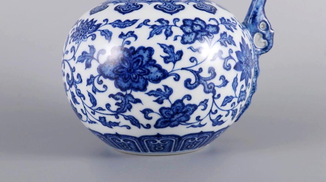A BLUE AND WHITE WATER PITCHER WITH INTERLOCKING LOTUS PATTERN - 6
