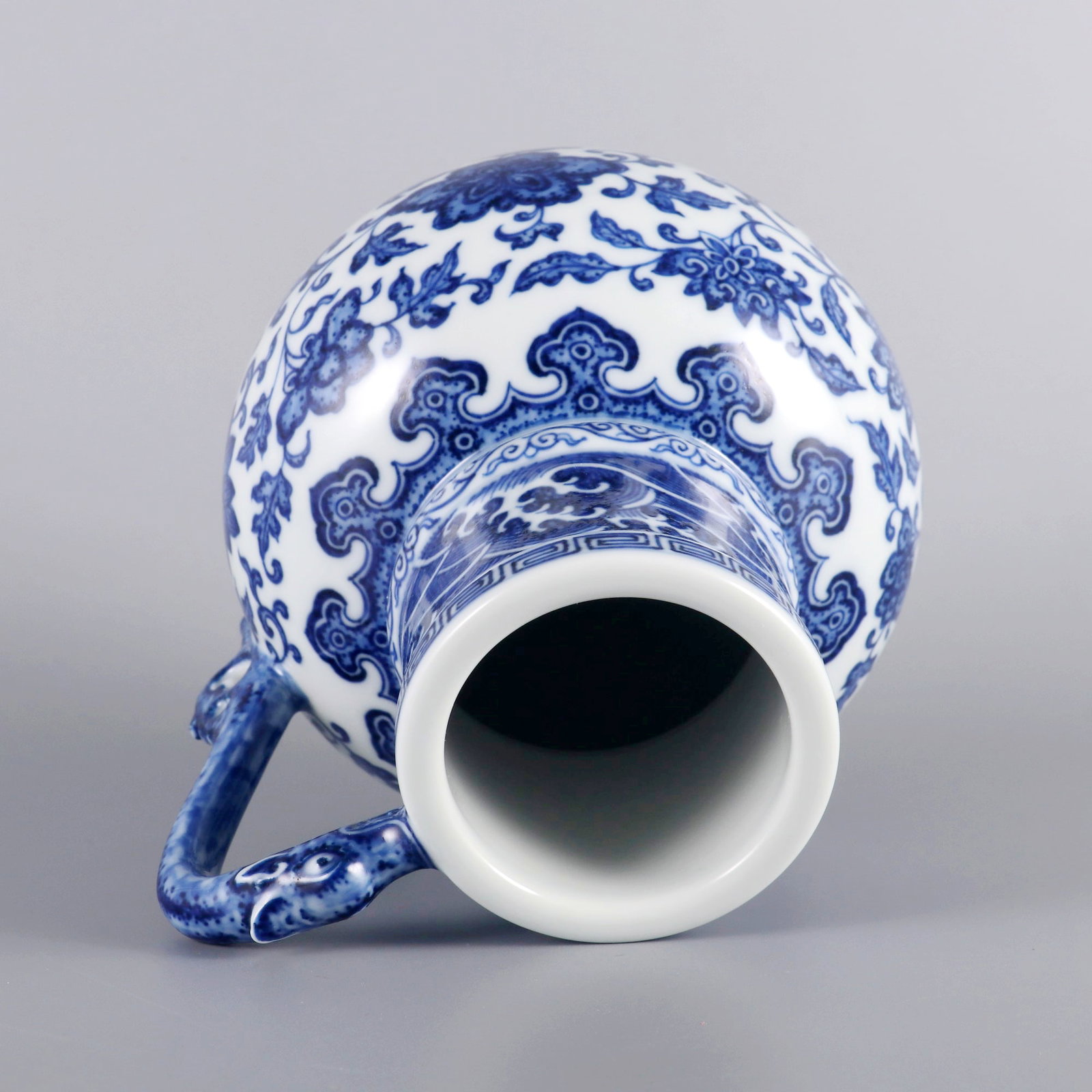 A BLUE AND WHITE WATER PITCHER WITH INTERLOCKING LOTUS PATTERN - 8