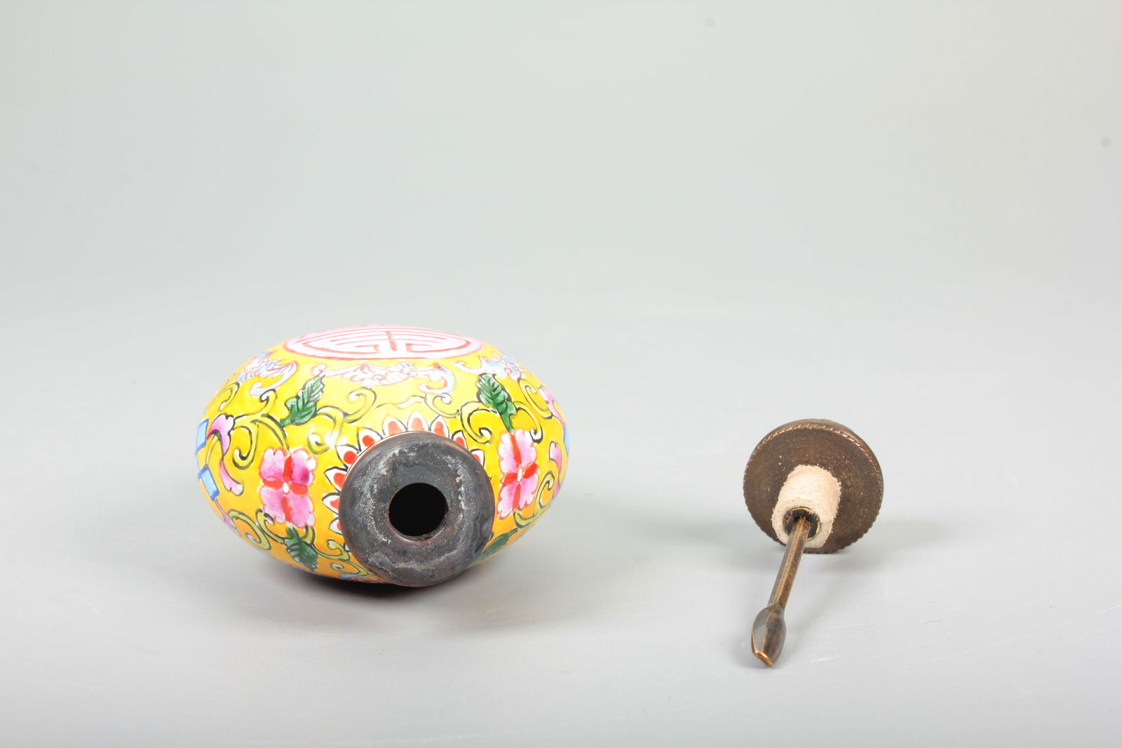 A BRONZE BODY PAINTED ENAMEL SNUFF BOTTLE WITH LONGEVITY PATTERN - 7