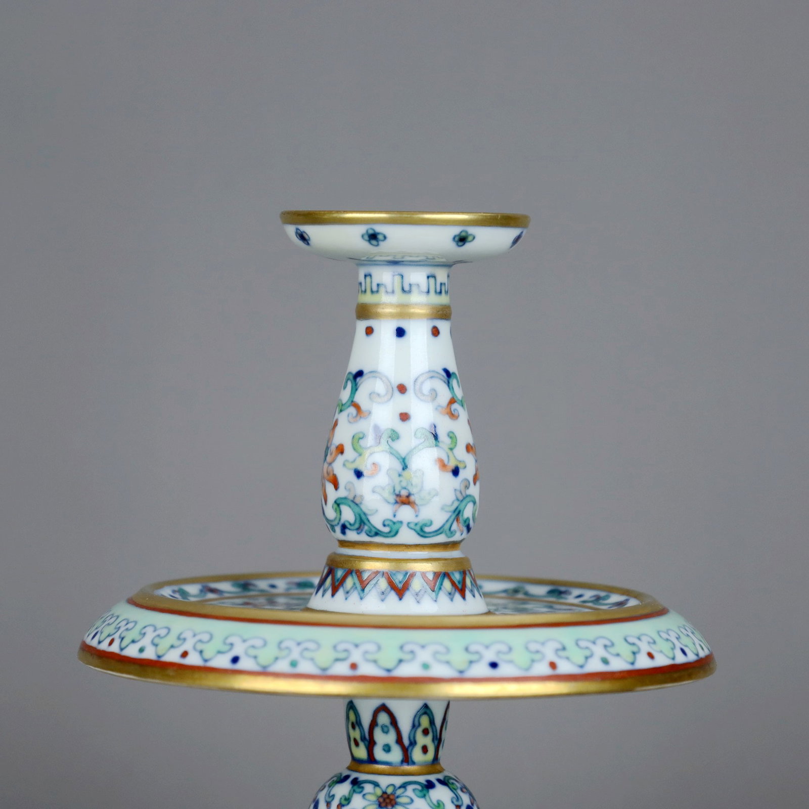 A DOUCAI CANDLESTICK WITH INTERLOCKING LOTUS PATTERNS - 4