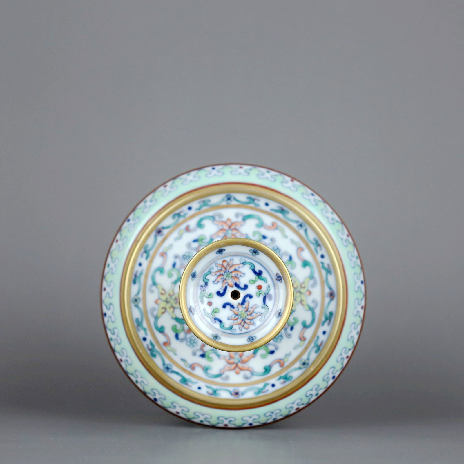 A DOUCAI CANDLESTICK WITH INTERLOCKING LOTUS PATTERNS - 6