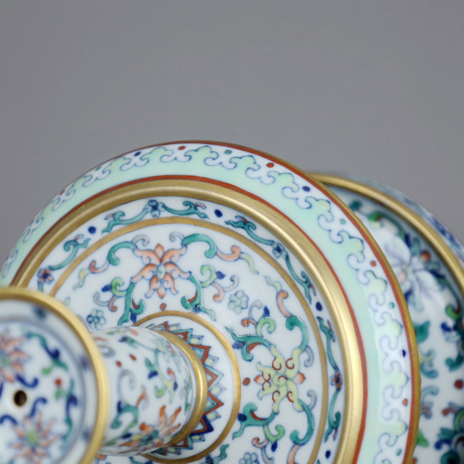 A DOUCAI CANDLESTICK WITH INTERLOCKING LOTUS PATTERNS - 7