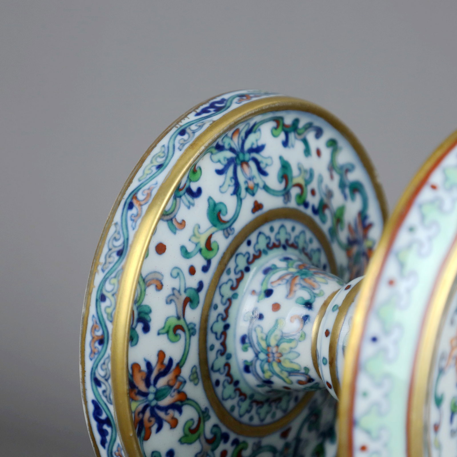 A DOUCAI CANDLESTICK WITH INTERLOCKING LOTUS PATTERNS - 8