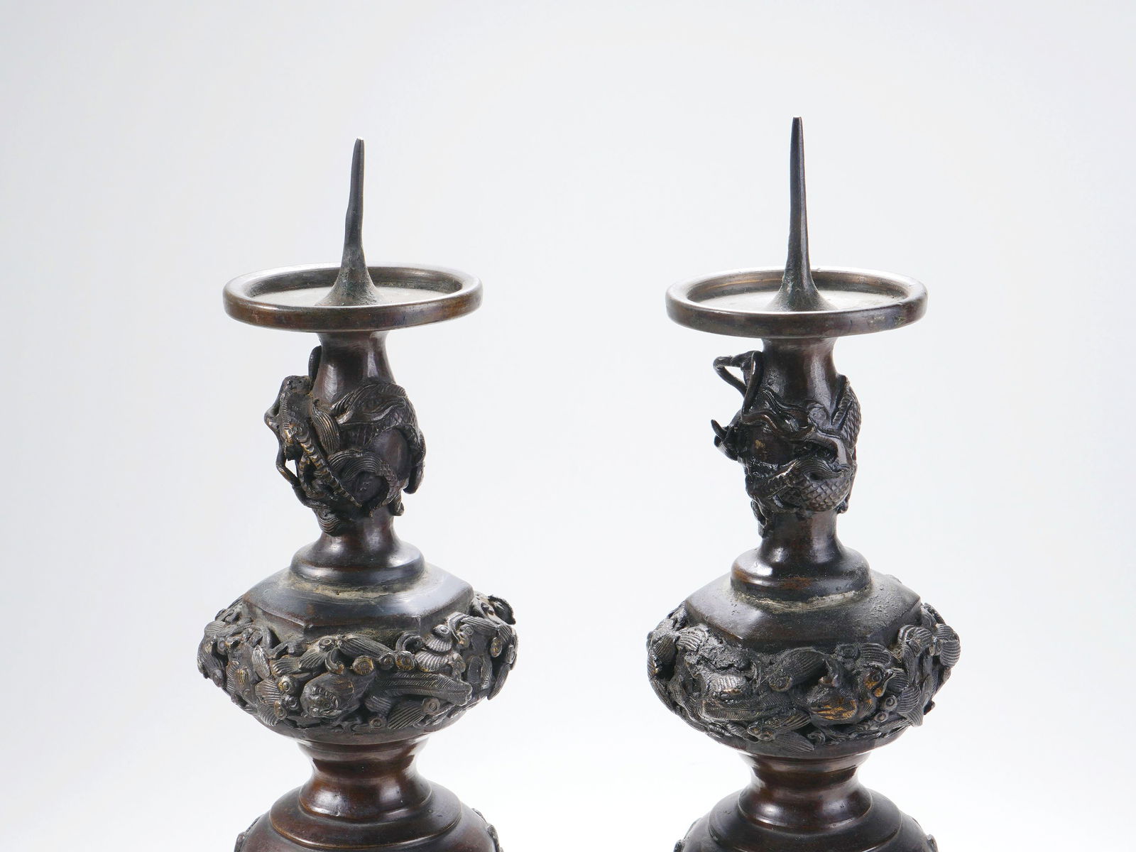 A PAIR OF BRONZE DRAGON-PATTERN CANDLESTICKS - 2