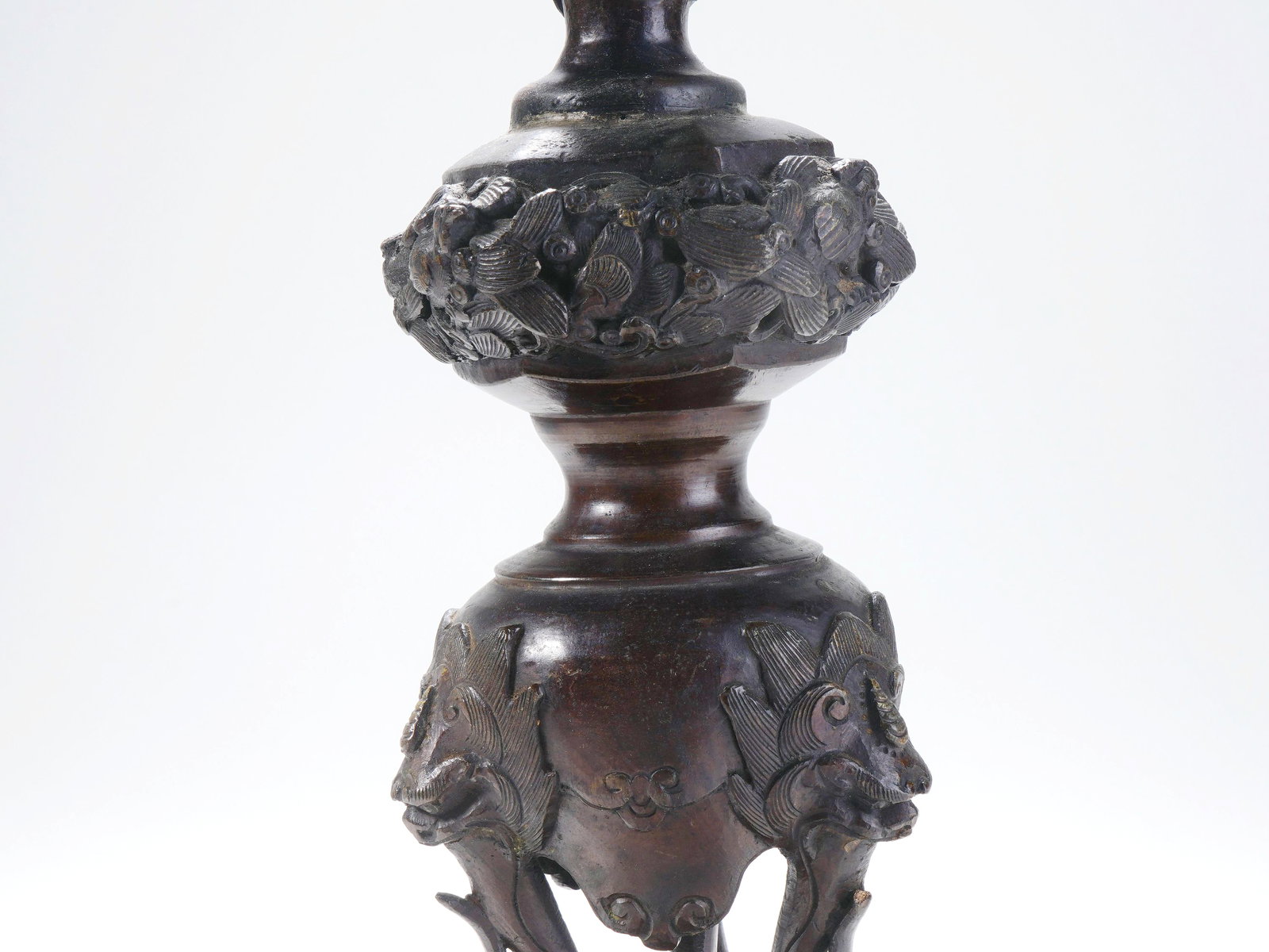 A PAIR OF BRONZE DRAGON-PATTERN CANDLESTICKS - 6