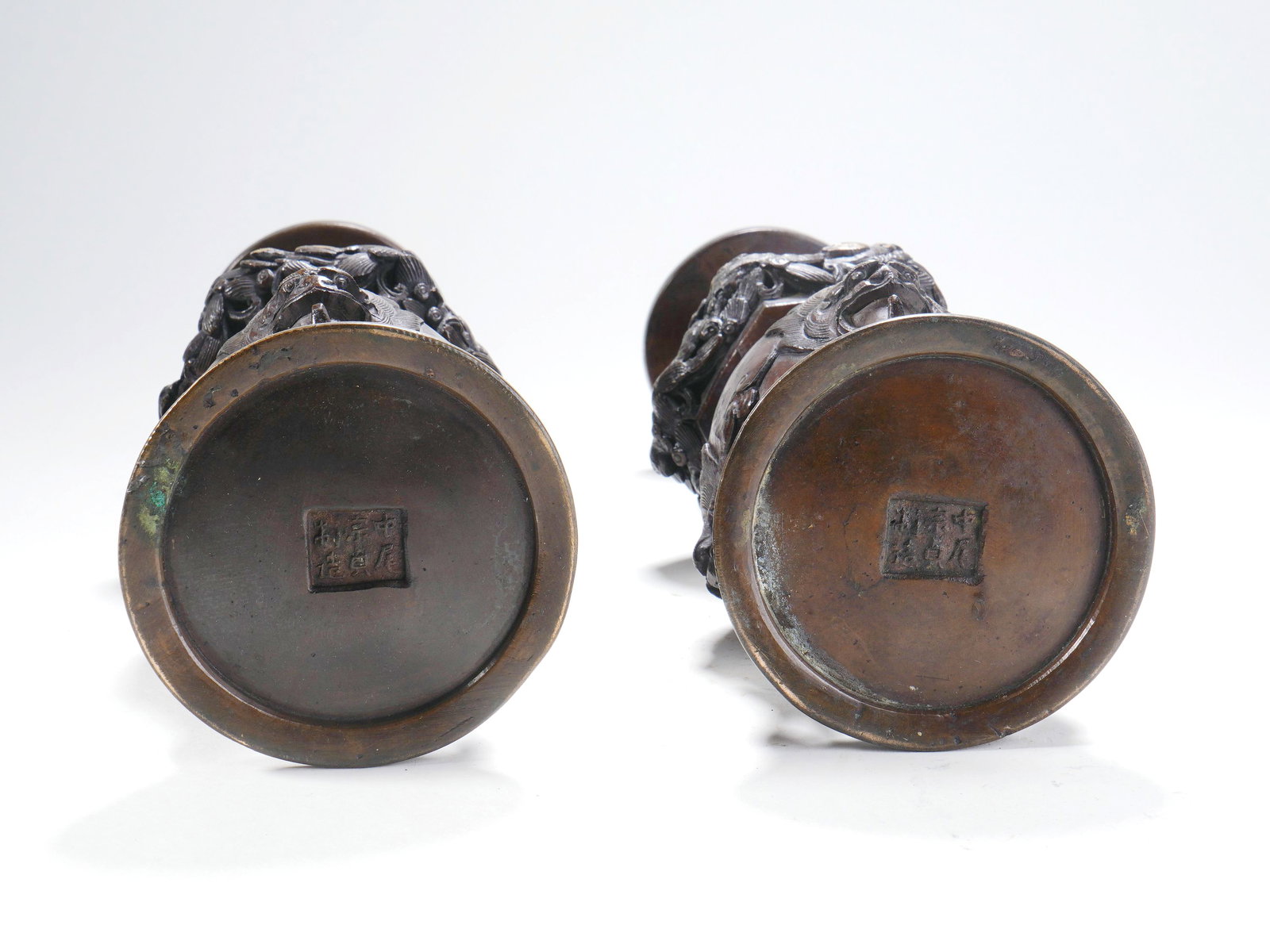 A PAIR OF BRONZE DRAGON-PATTERN CANDLESTICKS - 8