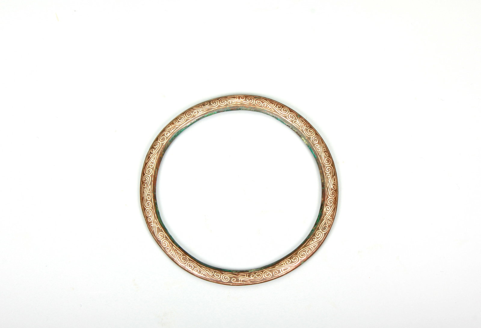 A SILVER-INLAID BRONZE LOOP: A SILVER-INLAID BRONZE LOOP D:7.4CM