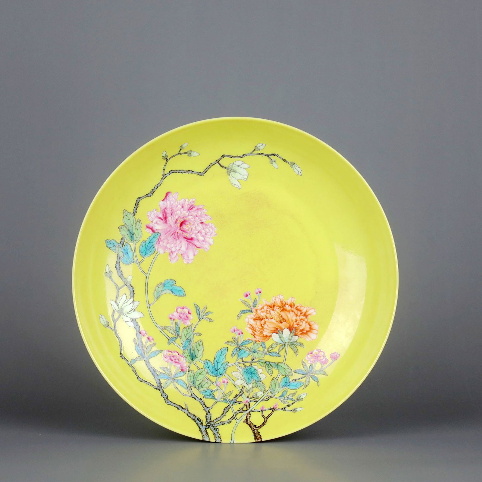 A YELLOW-GROUND FAMILLE ROSE DISH WITH OVERHANGING PEONY PATTERNS: A YELLOW-GROUND FAMILLE ROSE DISH WITH OVERHANGING PEONY PATTERNS H:3.7CM,D:20CM