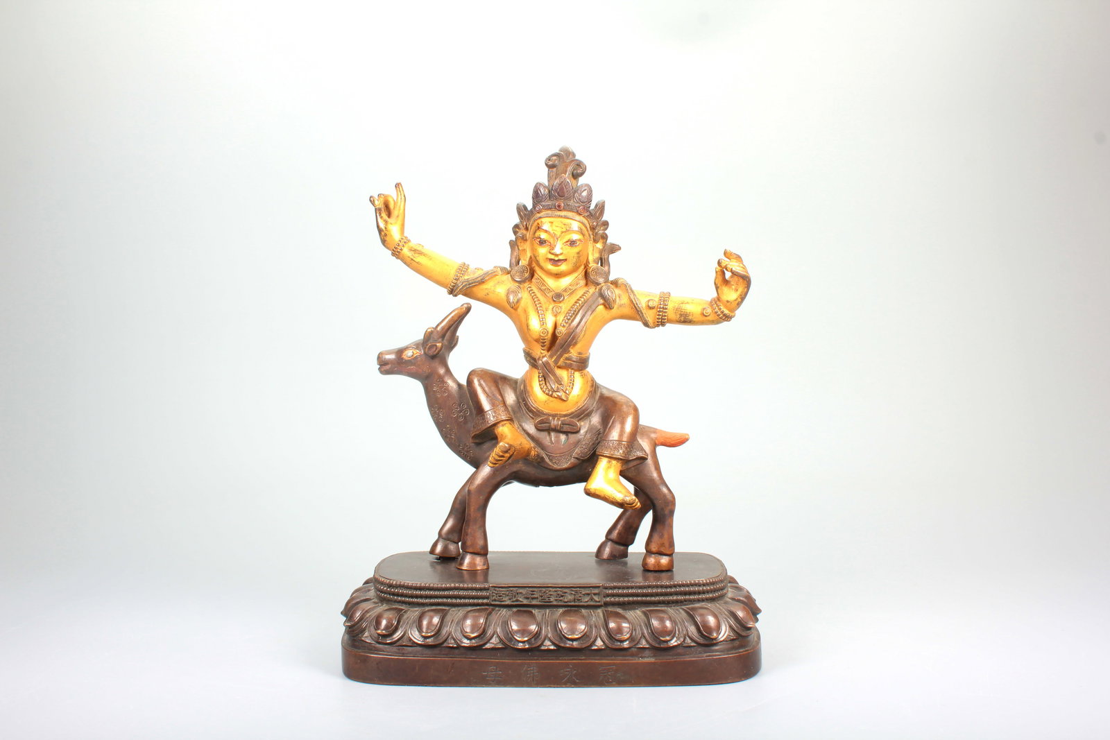 A GILT BRONZE FIGURE OF GUANYIN YONG BUDDHA MOTHER, QIANLONG PERIOD: A GILT BRONZE FIGURE OF GUANYIN YONG BUDDHA MOTHER, QIANLONG PERIOD H:17.8CM,W:14.3CM