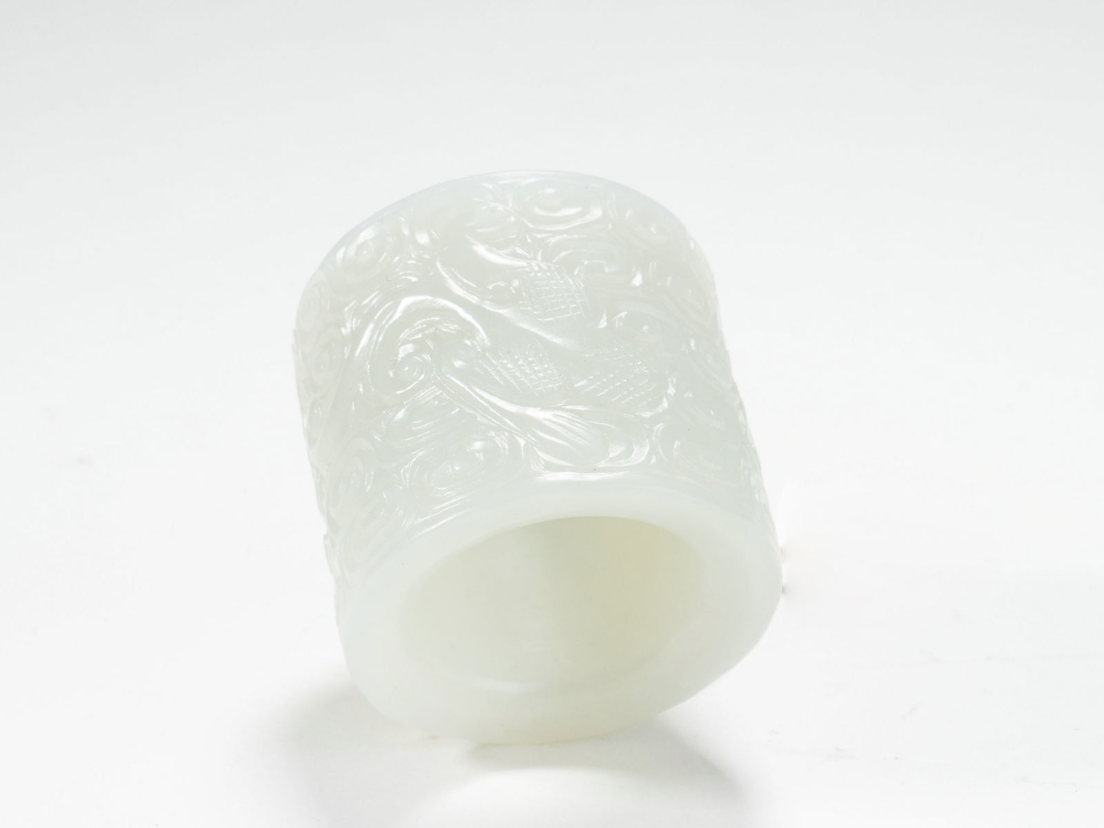 A HETIAN WHITE JADE RING WITH CLOUD PATTERN - 3