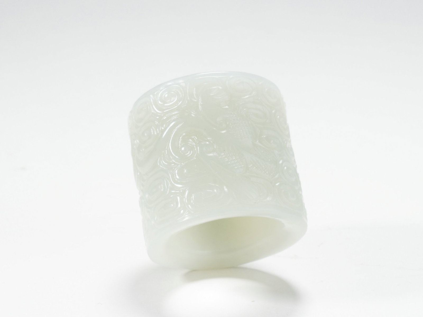 A HETIAN WHITE JADE RING WITH CLOUD PATTERN - 4