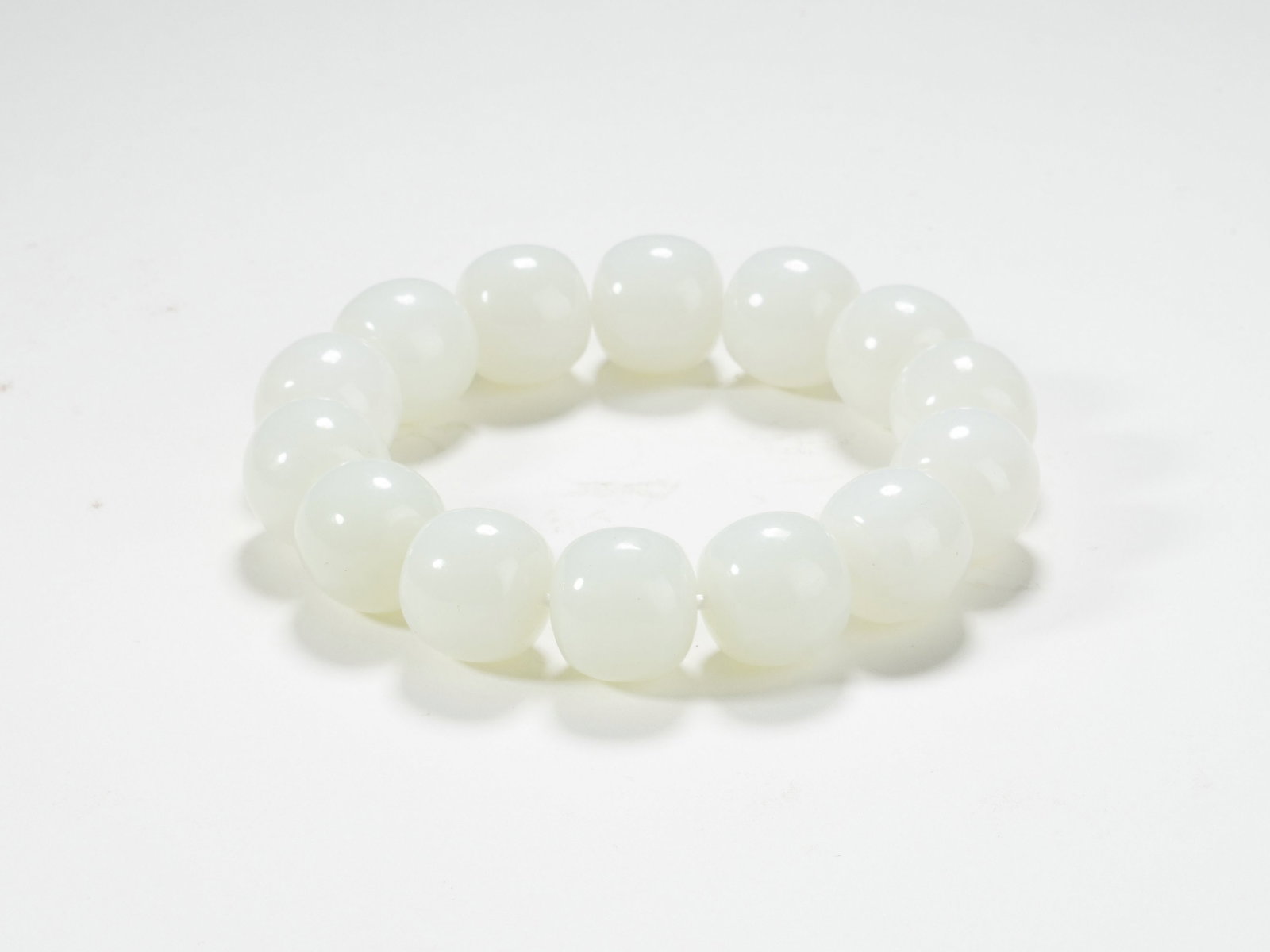 A HETIAN WHITE JADE BEAD BRACELET: A HETIAN WHITE JADE BEAD BRACELET D:1.4CM