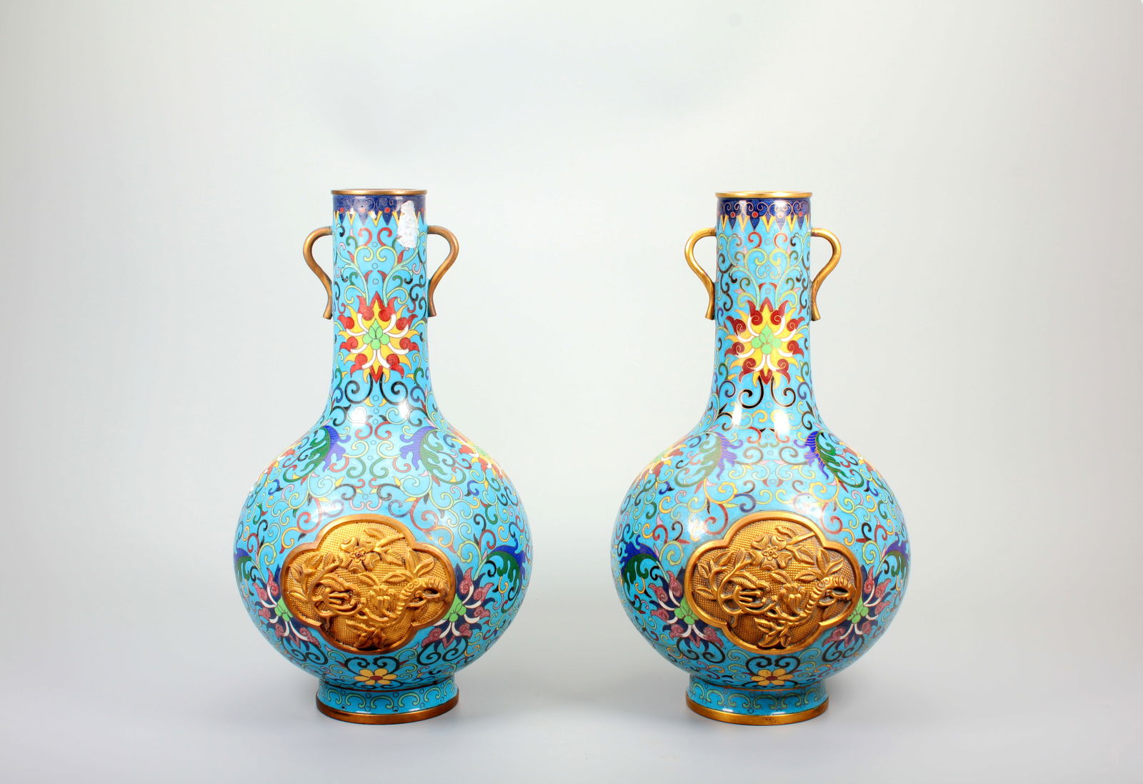 A REVERSE-PAINTED SNUFF BOTTLE WITH CAT DESIGN - 2