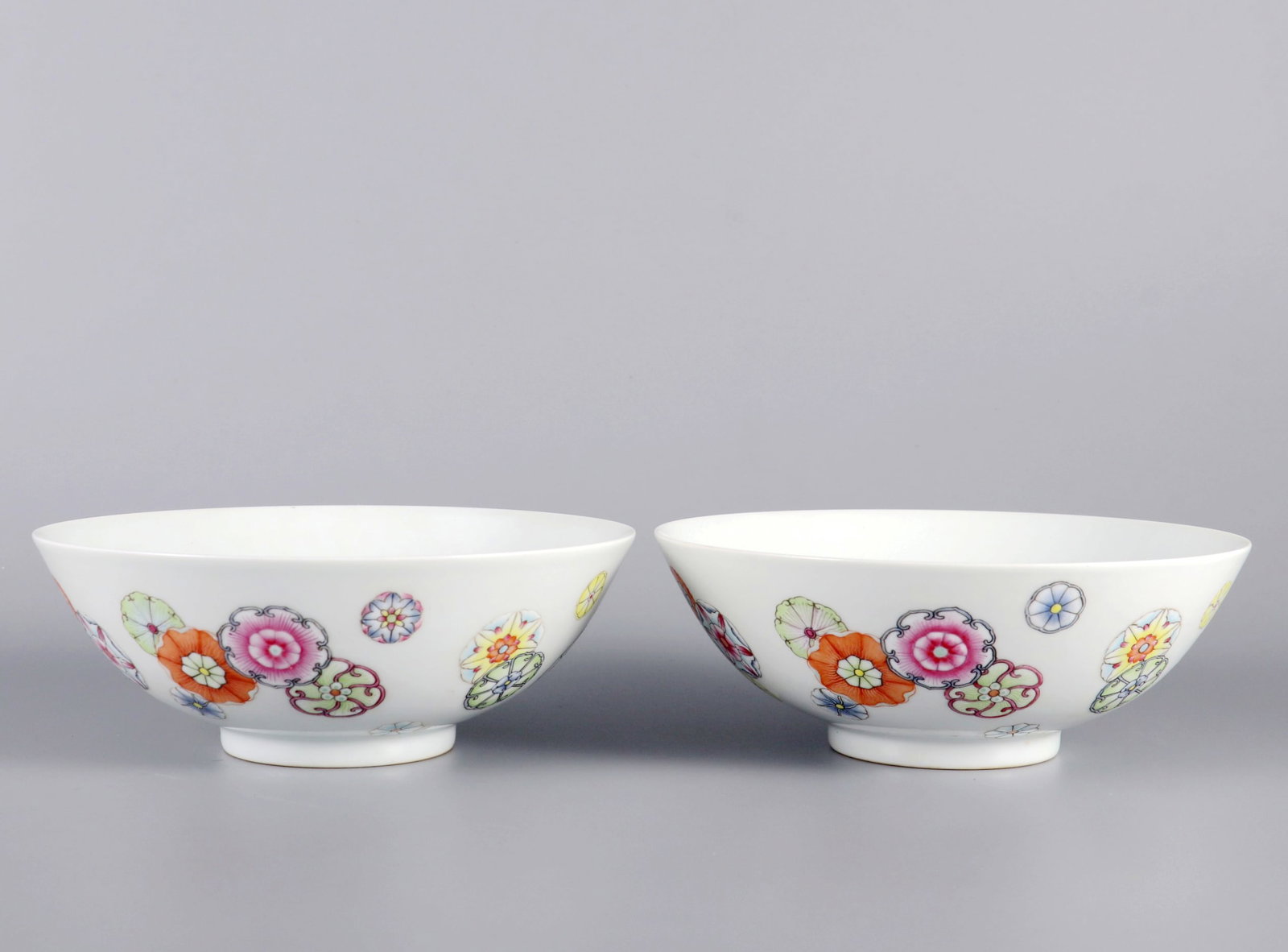 A PAIR OF FAMILLE ROSE BOWLS WITH PEONY PATTERNS: A PAIR OF FAMILLE ROSE BOWLS WITH PEONY PATTERNS H:6CM,D:15.5CM