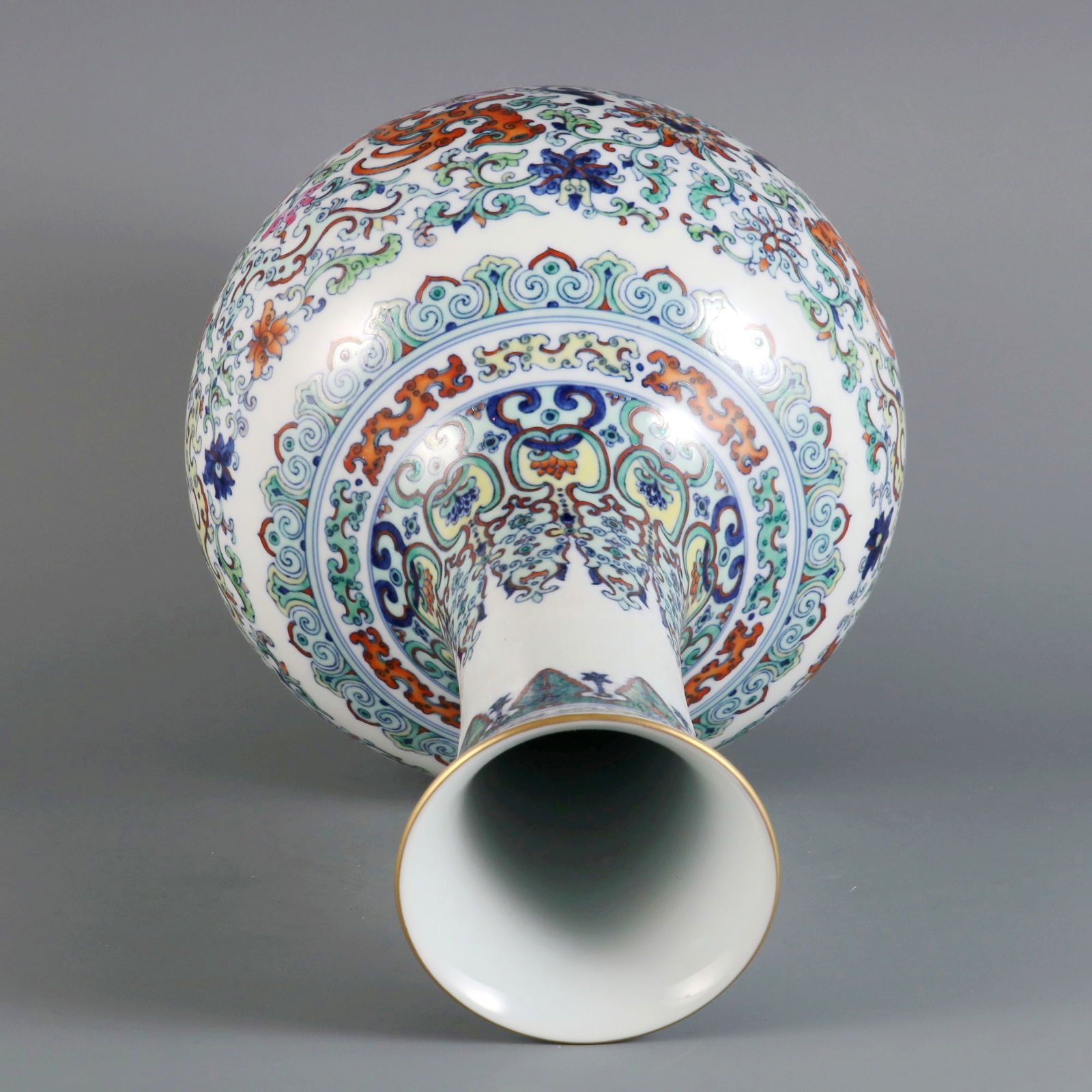 A DOUCAI VASE WITH INTERLOCKING LOTUS AND KUI PHOENIX PATTERN - 7