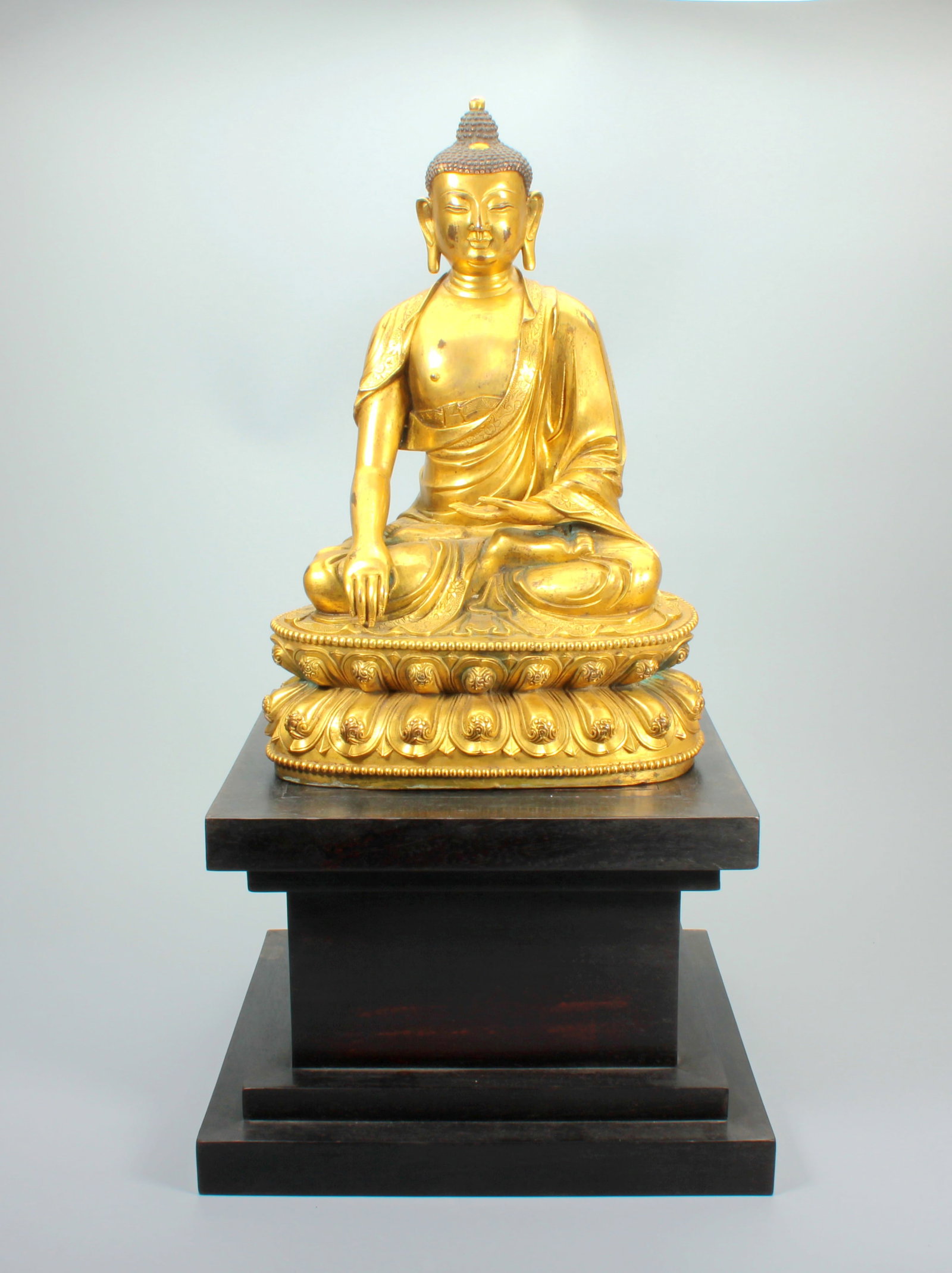 A GILT BRONZE STATUE OF SHAKYAMUNI: A GILT BRONZE STATUE OF SHAKYAMUNI H:31.8CM,W:20.8CM;H:17.7CM,26*26CM