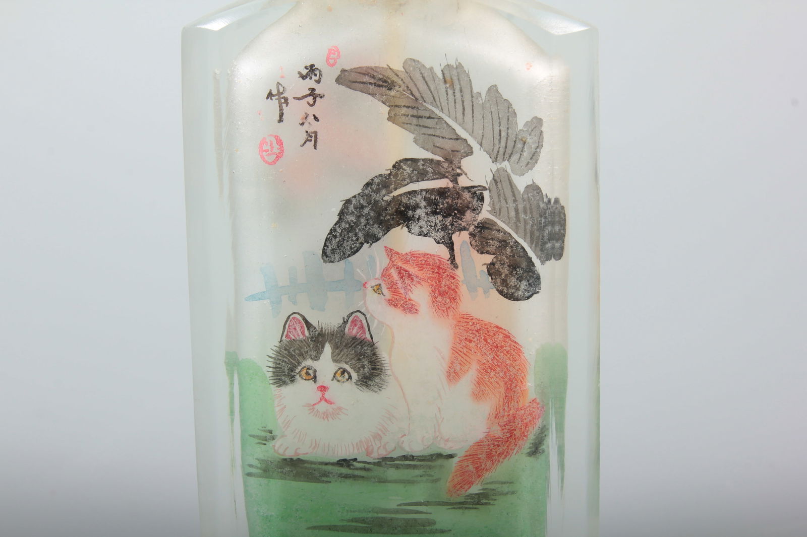A REVERSE-PAINTED SNUFF BOTTLE WITH CAT DESIGN - 2