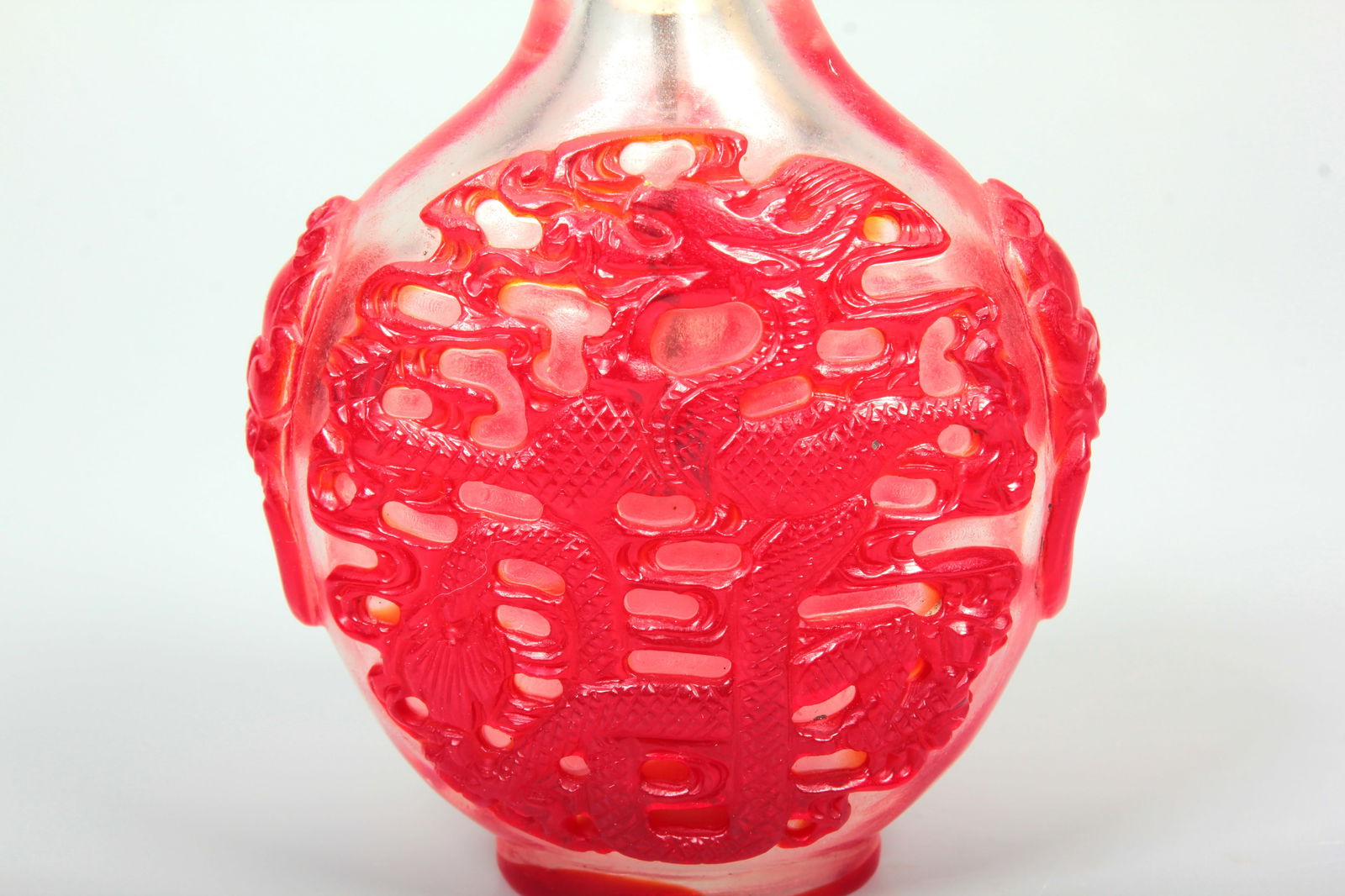 A GLASS SNUFF 'DRAGON' BOTTLE - 2