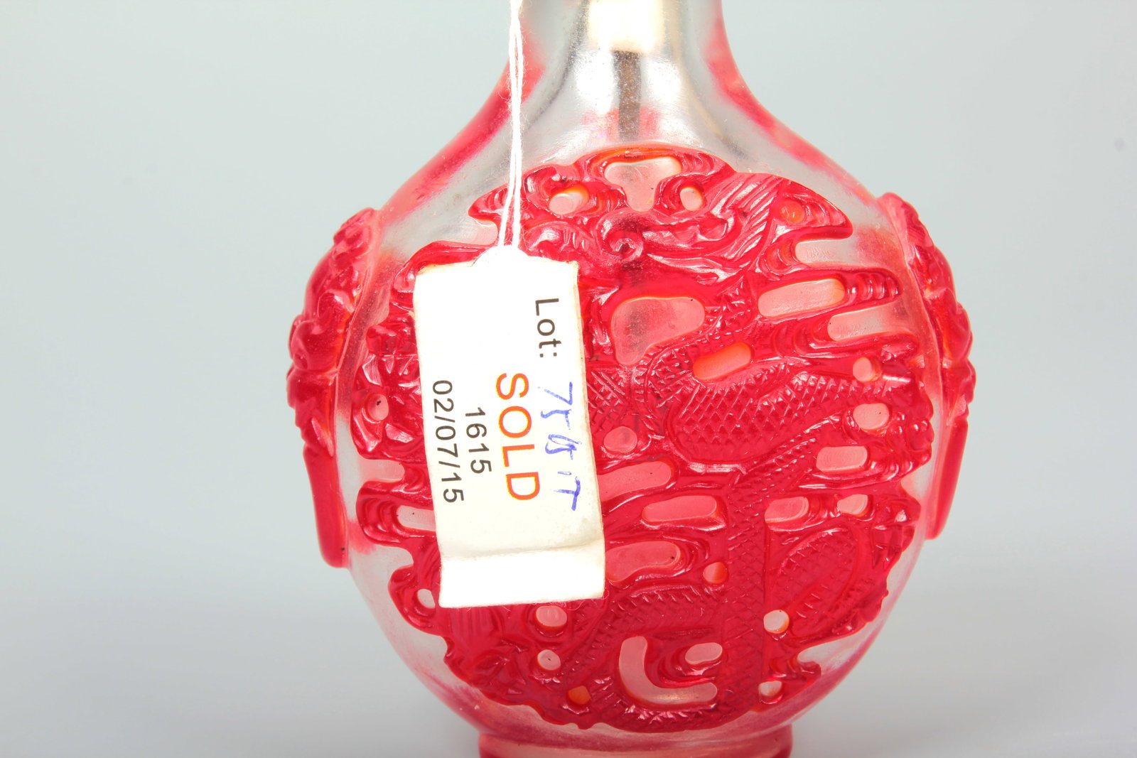 A GLASS SNUFF 'DRAGON' BOTTLE - 5