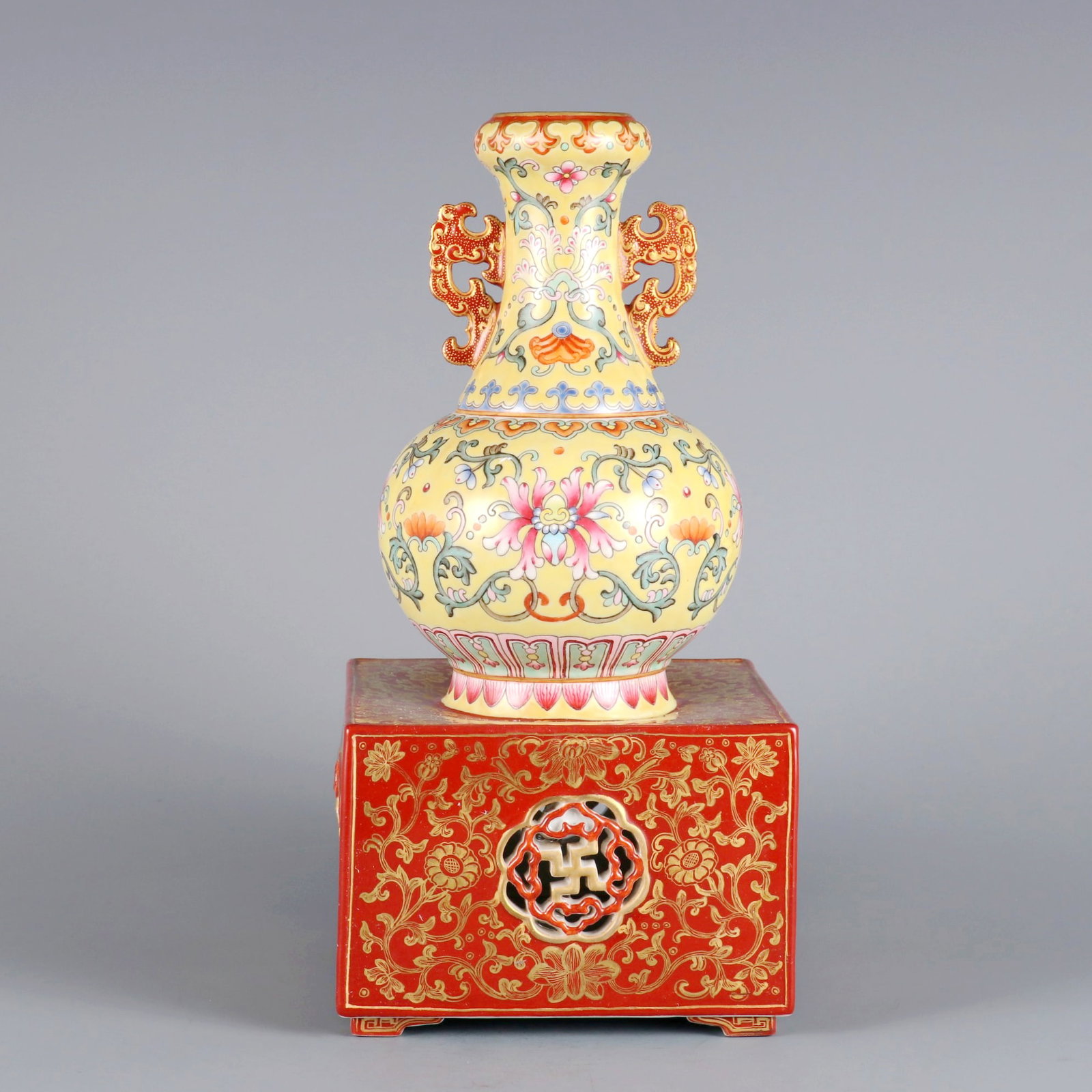 A YELLOW GROUND WESTERN COLOR SQUARE VASE WITH WESTERN LOTUS PATTERN (1 of 9)