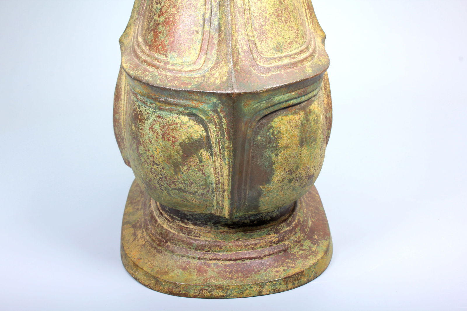 A BRONZE VASE WITH TWO PIERCED EARS - 7