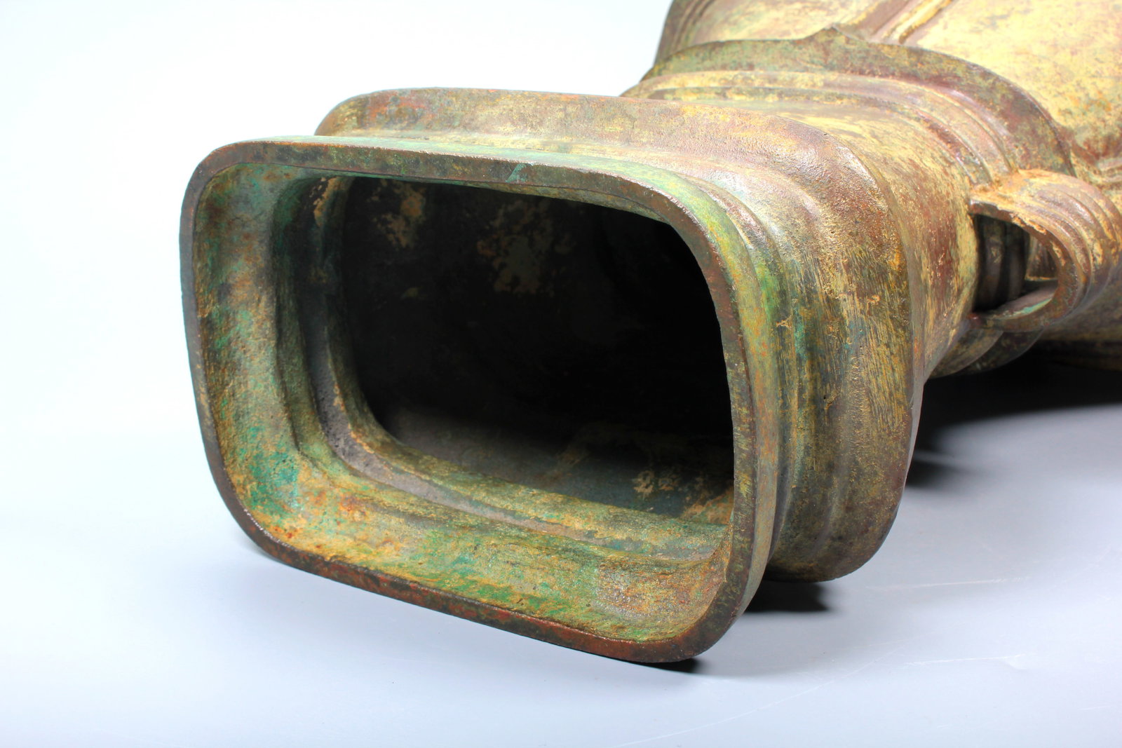 A BRONZE VASE WITH TWO PIERCED EARS - 9