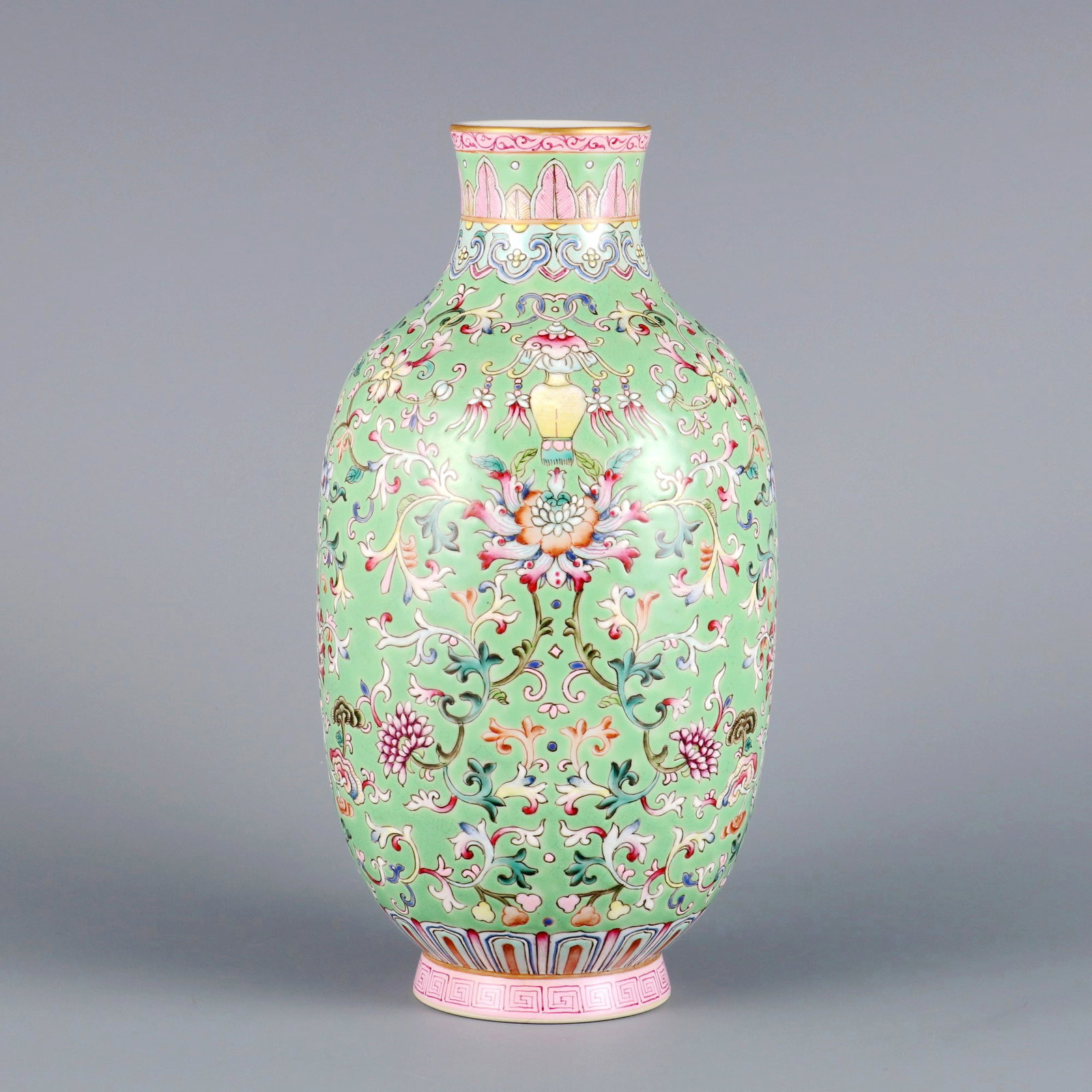 A GREEN GROUND FAMILLE ROSE SMALL MOUTH VASE WITH TREASURE FLOWER PATTERN: A GREEN GROUND FAMILLE ROSE SMALL MOUTH VASE WITH TREASURE FLOWER PATTERN H:23.2CM,D:5CM