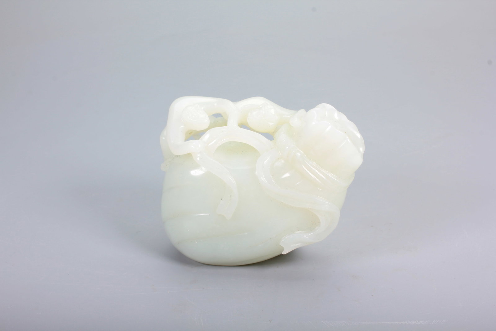 A HETIAN JADE ORNAMENT OF GENERATION AFTER GENERATION MARQUIS: A HETIAN JADE ORNAMENT OF GENERATION AFTER GENERATION MARQUIS H:6CM,L:7.9CM,W:4.7CM