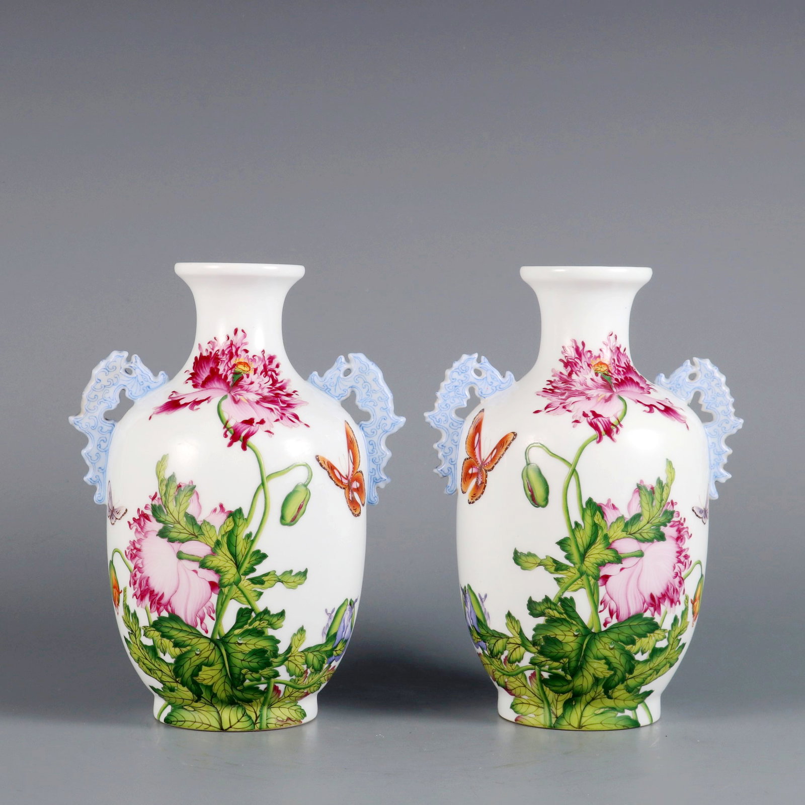A PAIR OF ENAMEL COLOR VASES WITH POPPY PATTERN AND TWO EARS: A PAIR OF ENAMEL COLOR VASES WITH POPPY PATTERN AND TWO EARS H:19.5CM,D:11CM