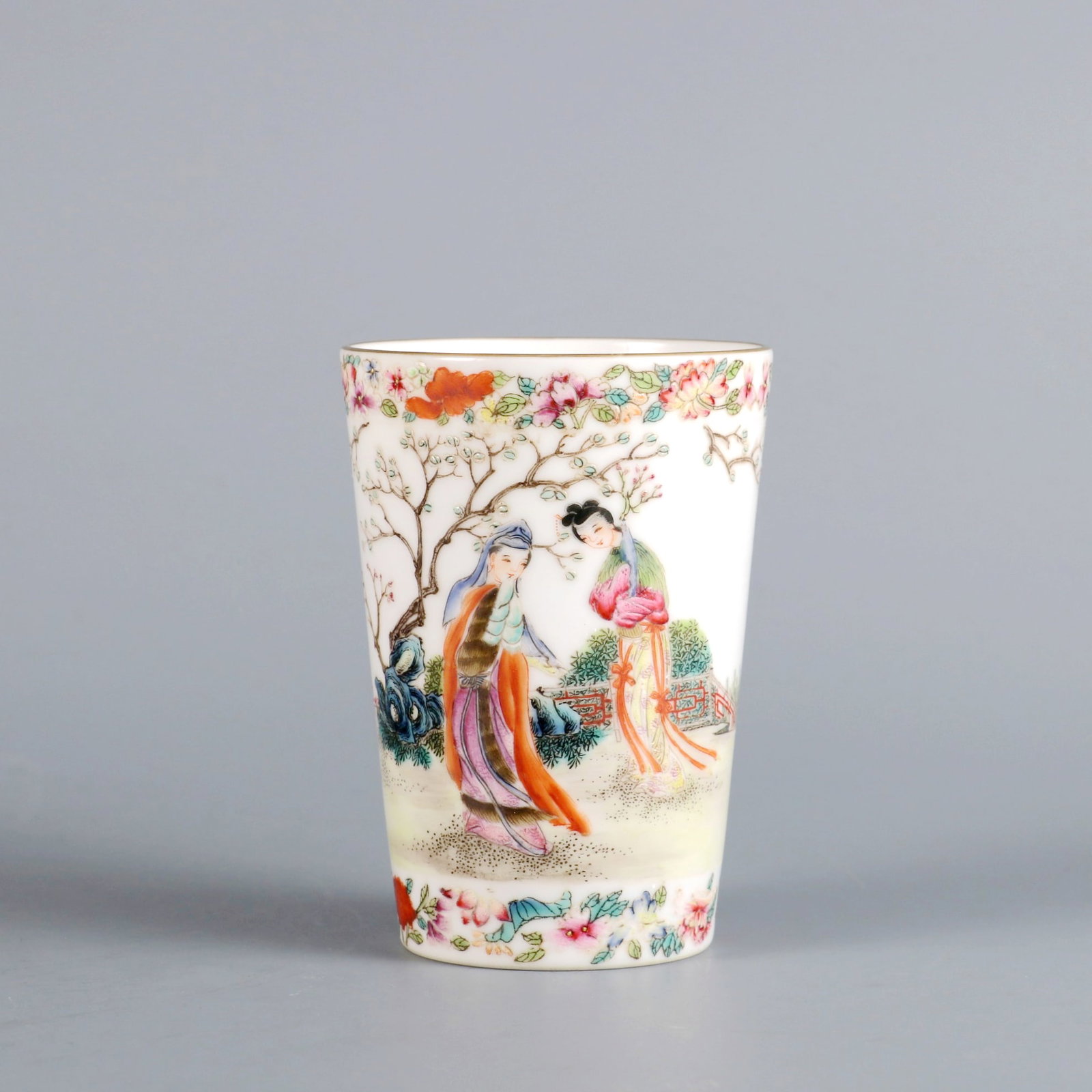 A FAMILLE ROSE CUP WITH LADY PATTERNS MARKED FUSHOURUYI: A FAMILLE ROSE CUP WITH LADY PATTERNS MARKED FUSHOURUYI H:8.6CM,D:6CM