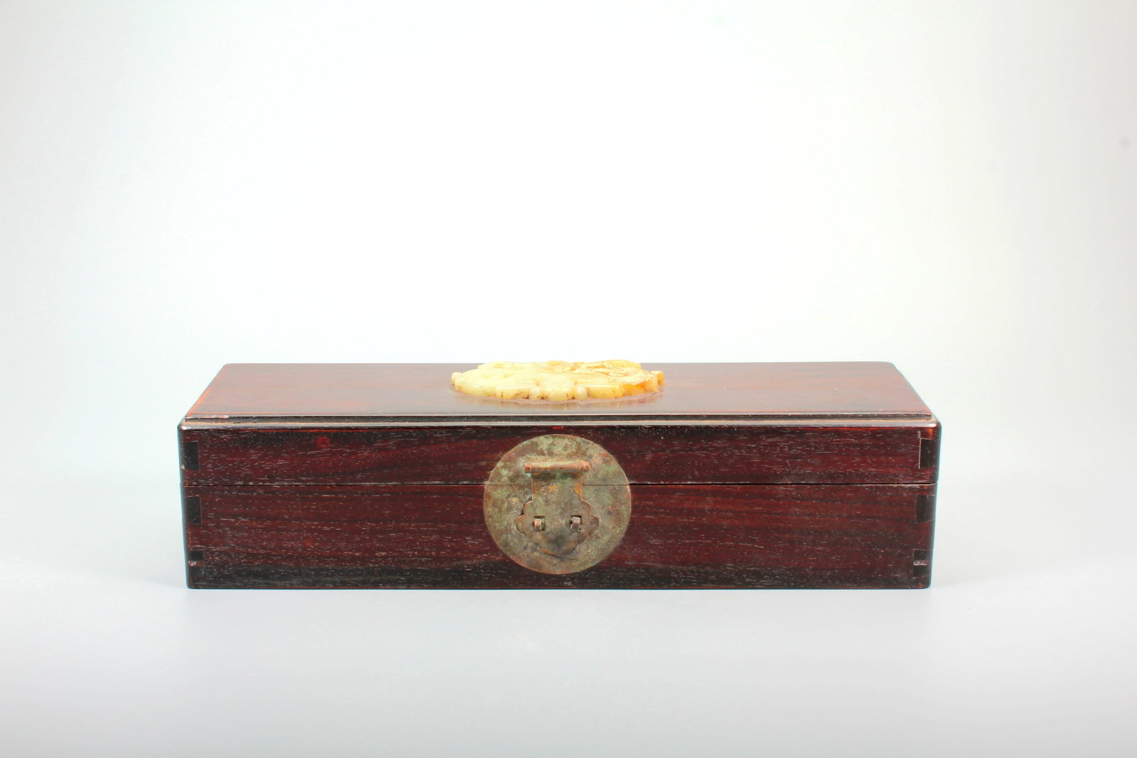A ZITAN WOOD BOX INLAID WITH HETIAN JADE DRAGON PENDANT: A ZITAN WOOD BOX INLAID WITH HETIAN JADE DRAGON PENDANT 7.4*31*9.5CM