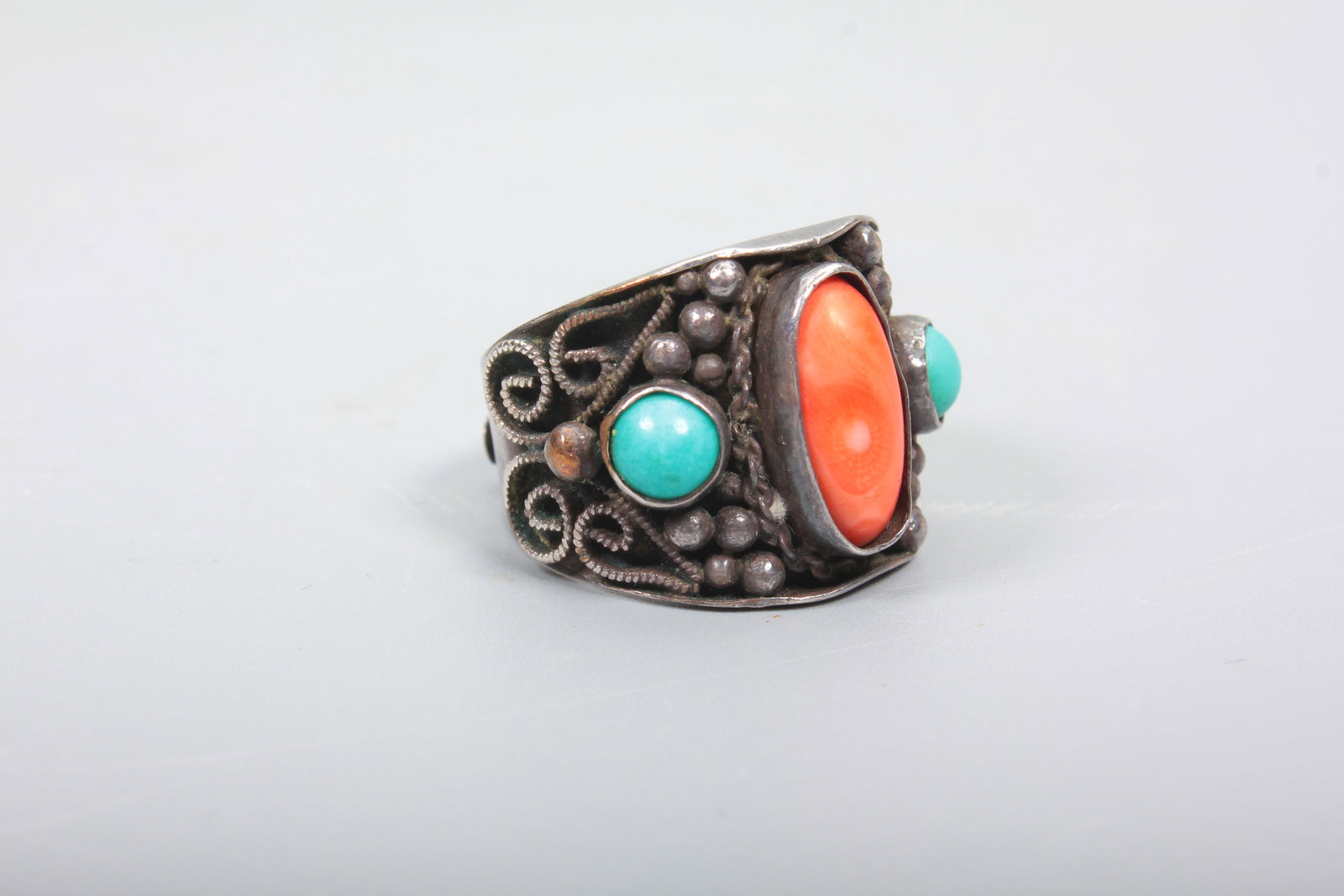 A GEM INLAID SILVER RING - 2