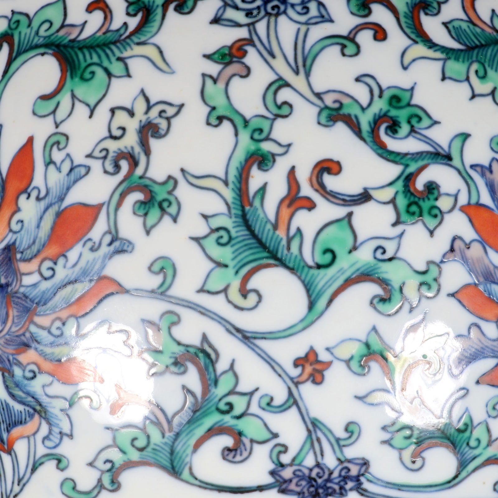 A DOUBLE-COLOR SMALL JAR WITH INTERLOCKING PEONY PATTERN - 7