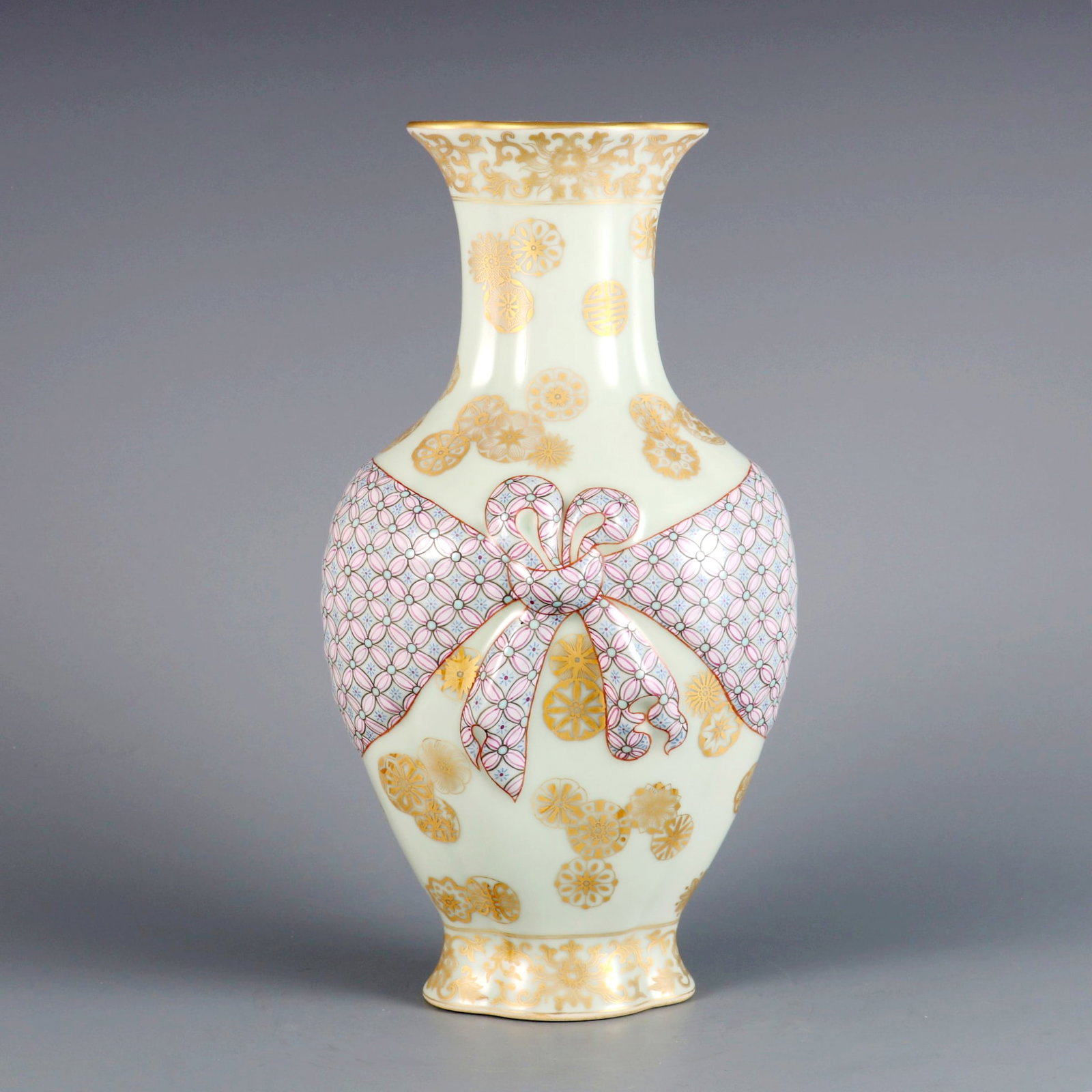 A FAMILLE ROSE GILT CLOTH BAG VASE WITH BALL FLOWER PATTERN: A FAMILLE ROSE GILT CLOTH BAG VASE WITH BALL FLOWER PATTERN H:30CM,D:15.5CM