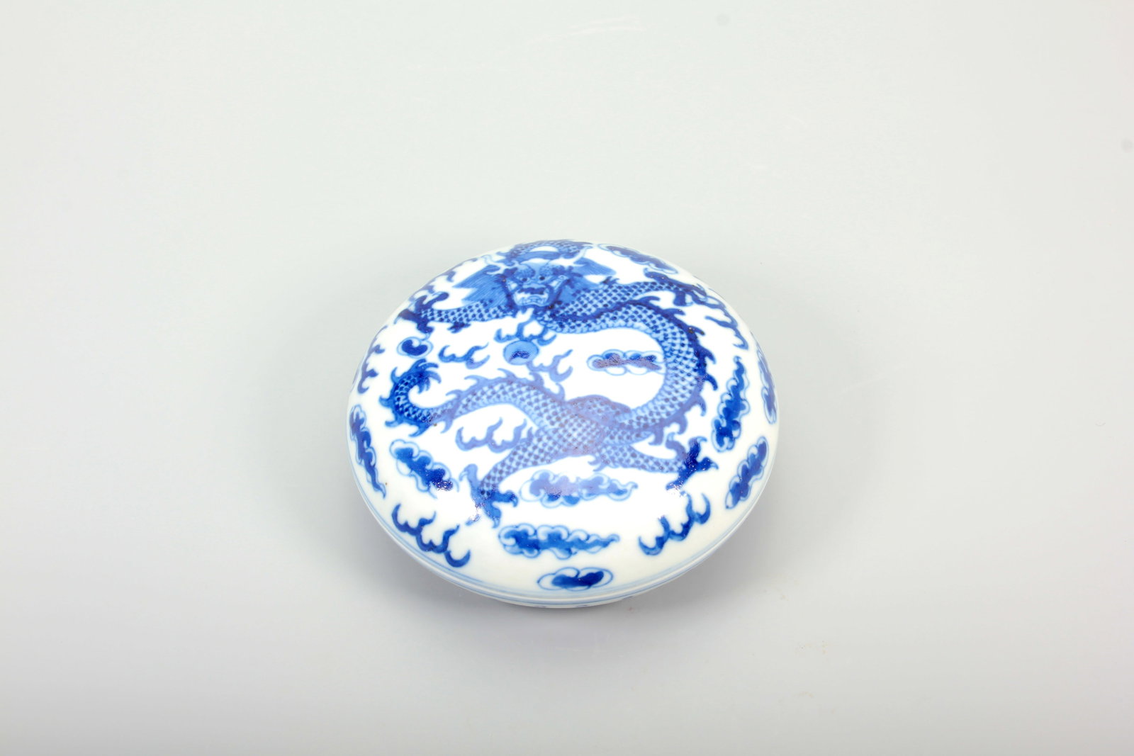 A BLUE-AND-WHITE 'CLOUD AND DRAGON' COVERED BOX: A BLUE-AND-WHITE 'CLOUD AND DRAGON' COVERED BOX H:5.2CM,D:12.3CM