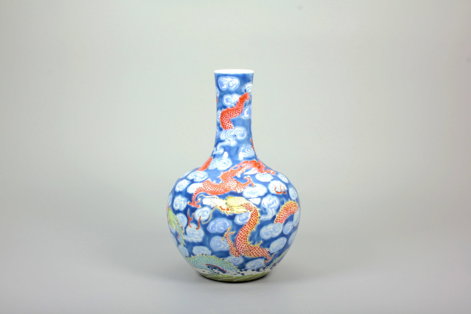 A BLUE-GROUND FAMILLE-ROSE 'CLOUD AND DRAGON' GLOBULAR VASE: A BLUE-GROUND FAMILLE-ROSE 'CLOUD AND DRAGON' GLOBULAR VASE H:19.8CM,D:12.8CM