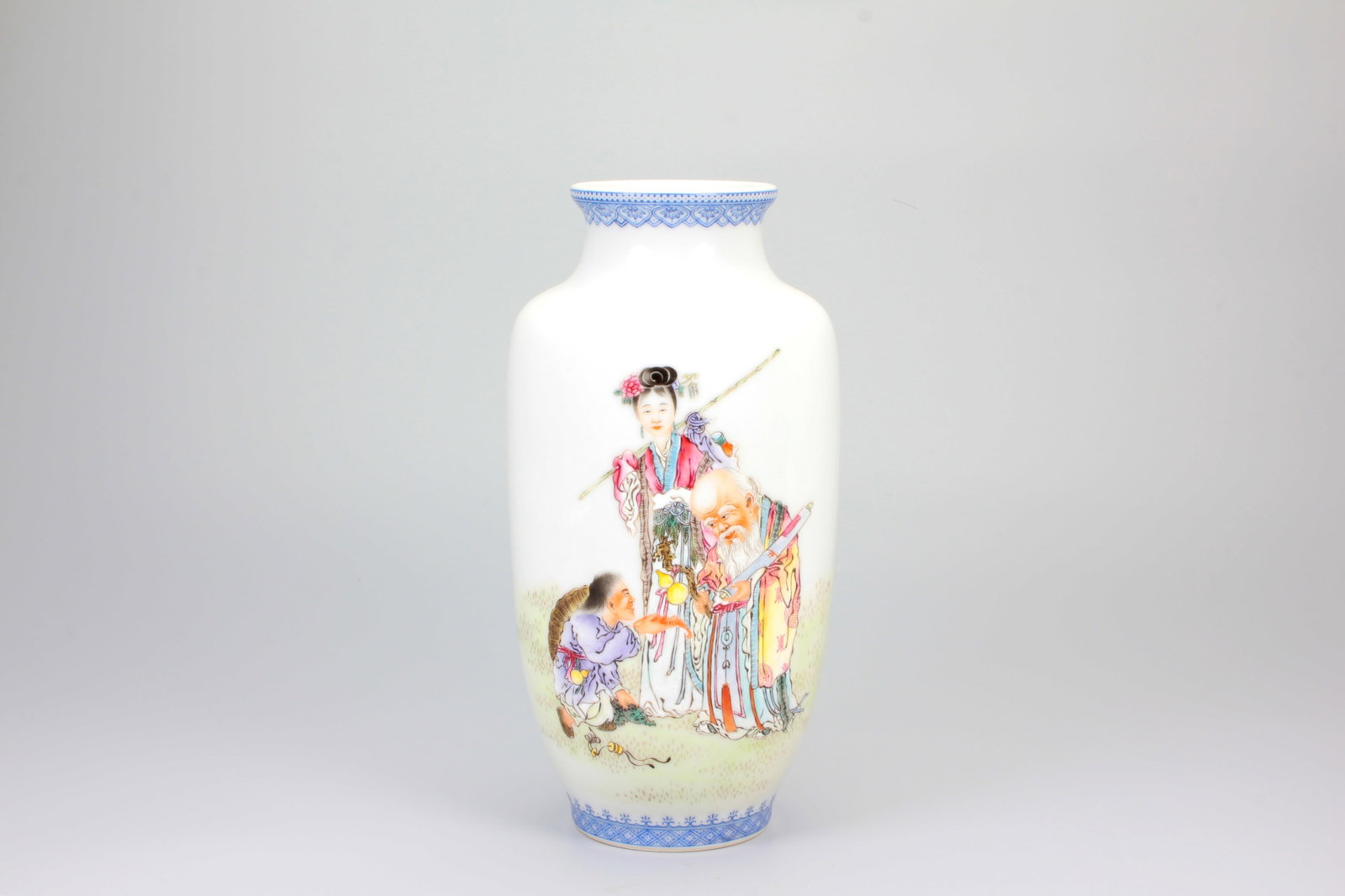A FAMILLE ROSE LATERN VASE: A FAMILLE ROSE LATERN VASE H:22.3CM