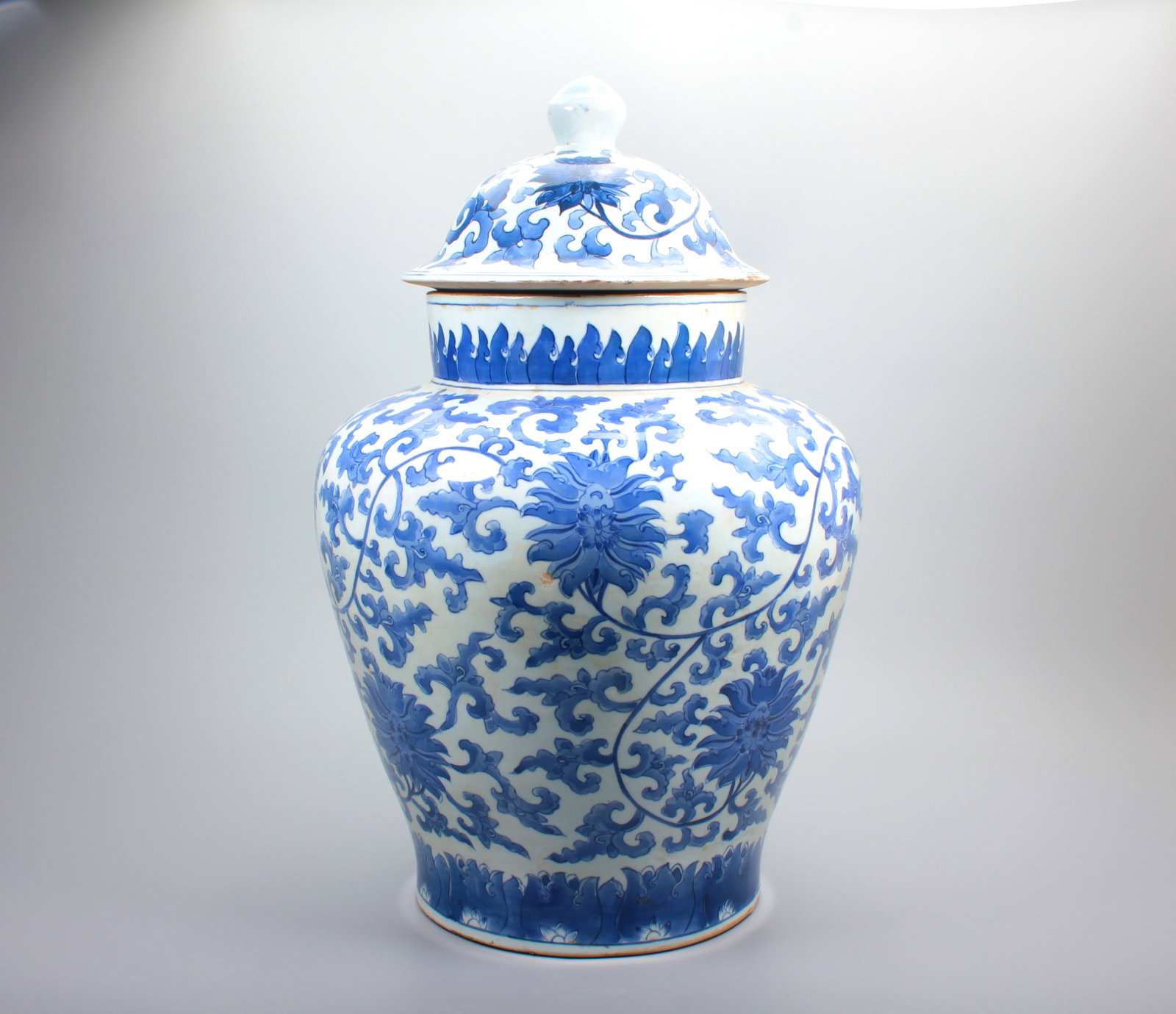 A BLUE AND WHITE GENERAL JAR WITH INTERLOCKING LOTUS PATTERN: A BLUE AND WHITE GENERAL JAR WITH INTERLOCKING LOTUS PATTERN H:47.5CM,D:31CM