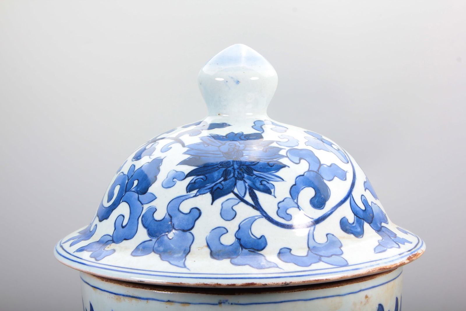 A BLUE AND WHITE GENERAL JAR WITH INTERLOCKING LOTUS PATTERN - 2