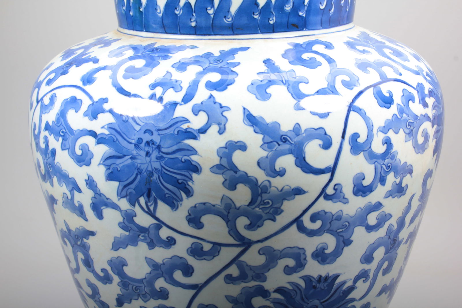 A BLUE AND WHITE GENERAL JAR WITH INTERLOCKING LOTUS PATTERN - 7
