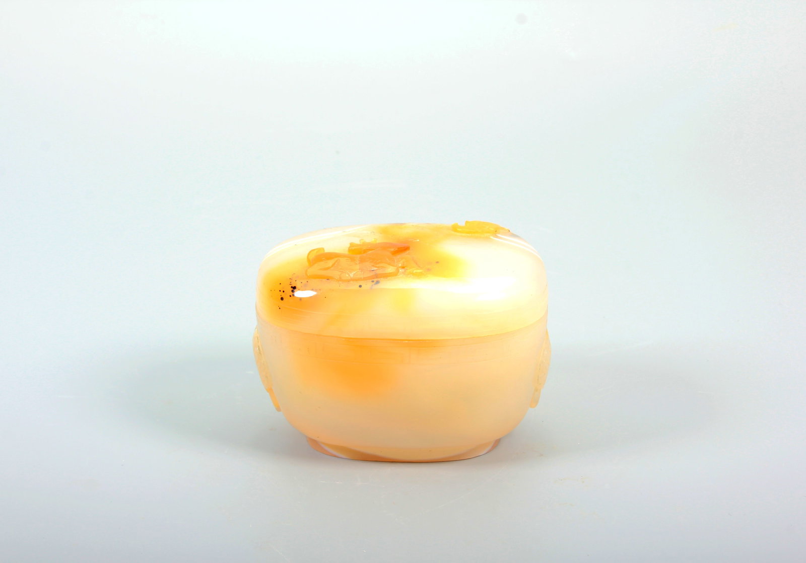 AN AGATE 'DOUBLE-LION' COVERED BOX WITH BAT DECORATION: AN AGATE 'DOUBLE-LION' COVERED BOX WITH BAT DECORATION 6.1*8.4*6.2CM