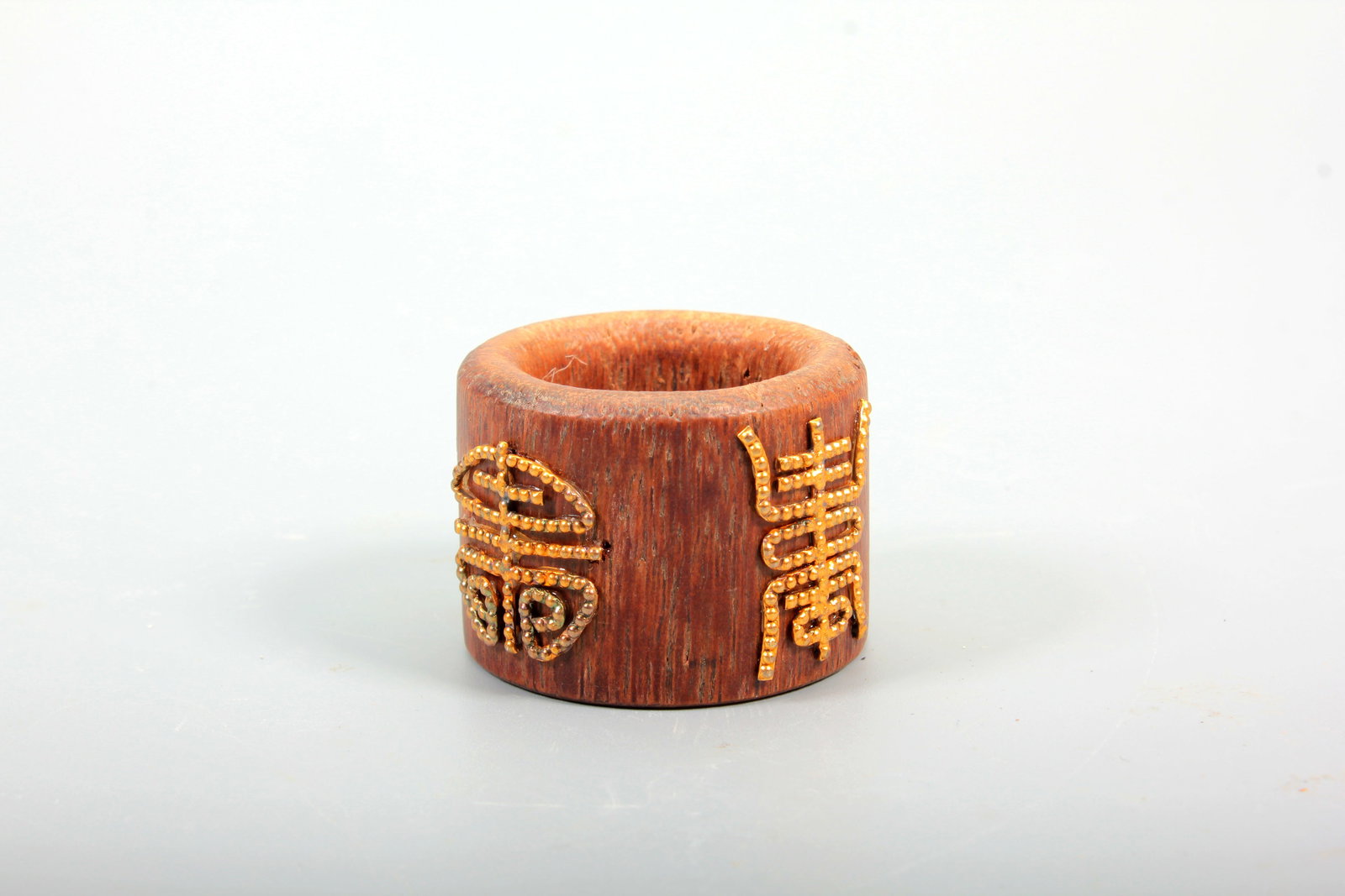 AN AGARWOOD INLAID ARCHER'S 'SHOU'RING: AN AGARWOOD INLAID ARCHER'S 'SHOU'RING H:2.84CM,D:2.38CM